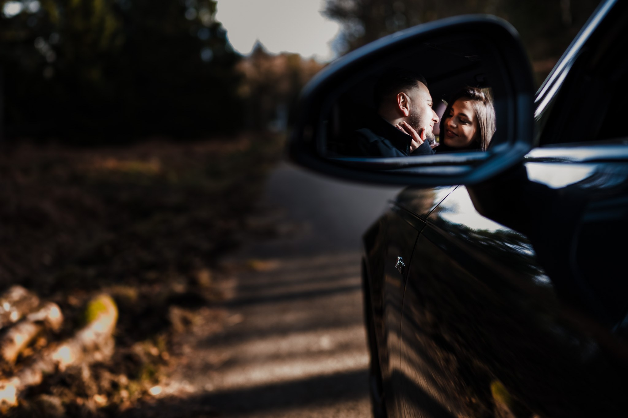 Cuplu surprins plimbându-se în Hautes Fagnes în cadrul unei ședințe foto