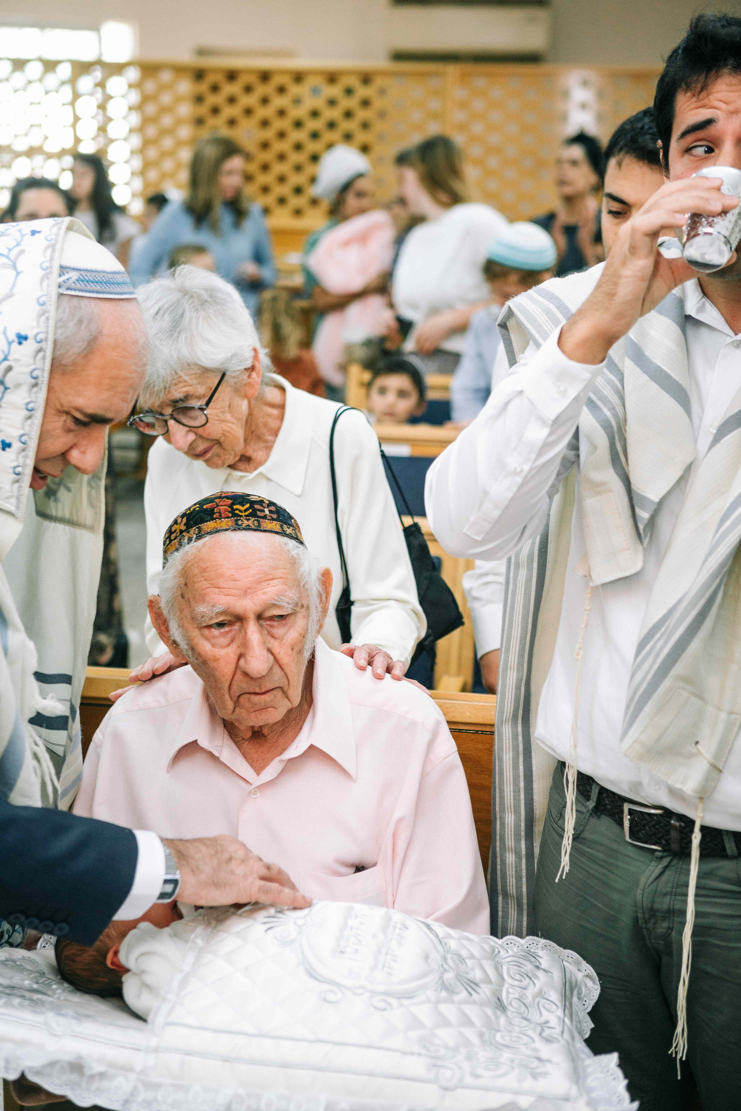 BRITH MILA IN THE SMALL SYNAGOGUE. PHOTOGRAPHER IN ISRAEL