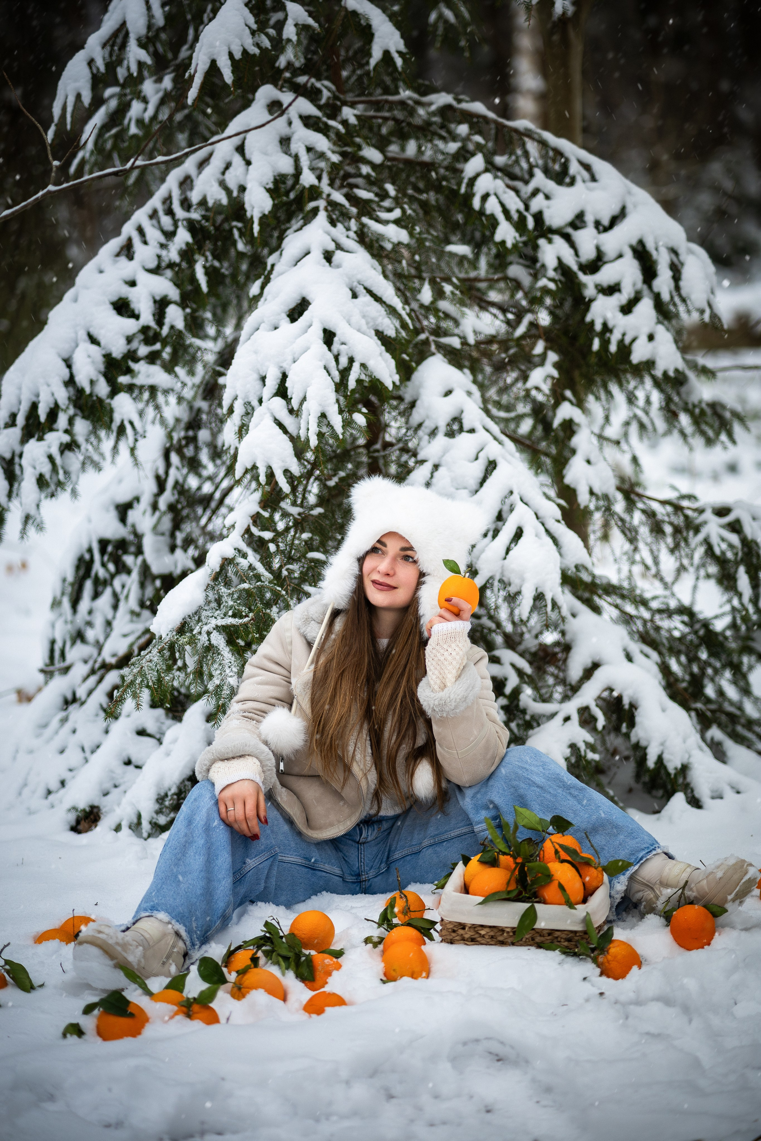 Portrait Frau Winter Mütze Wald Schnee