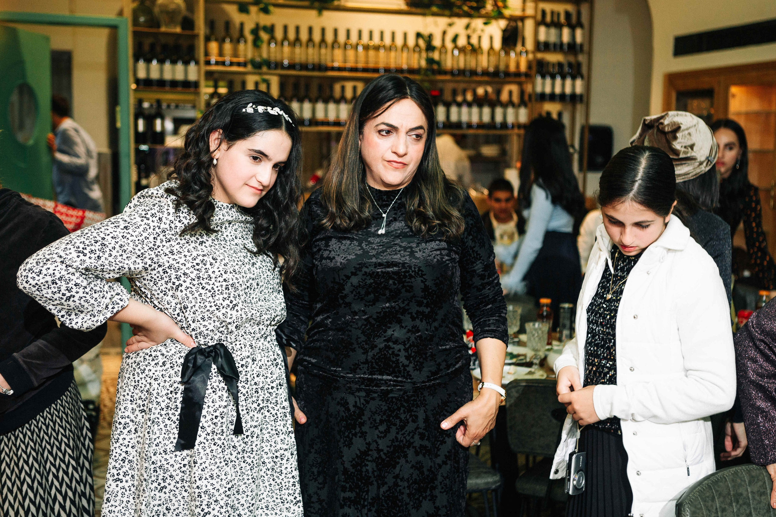 PARTY IN A RESTAURANT WITH THE WHOLE FAMILY. Https://shi-photo.com/