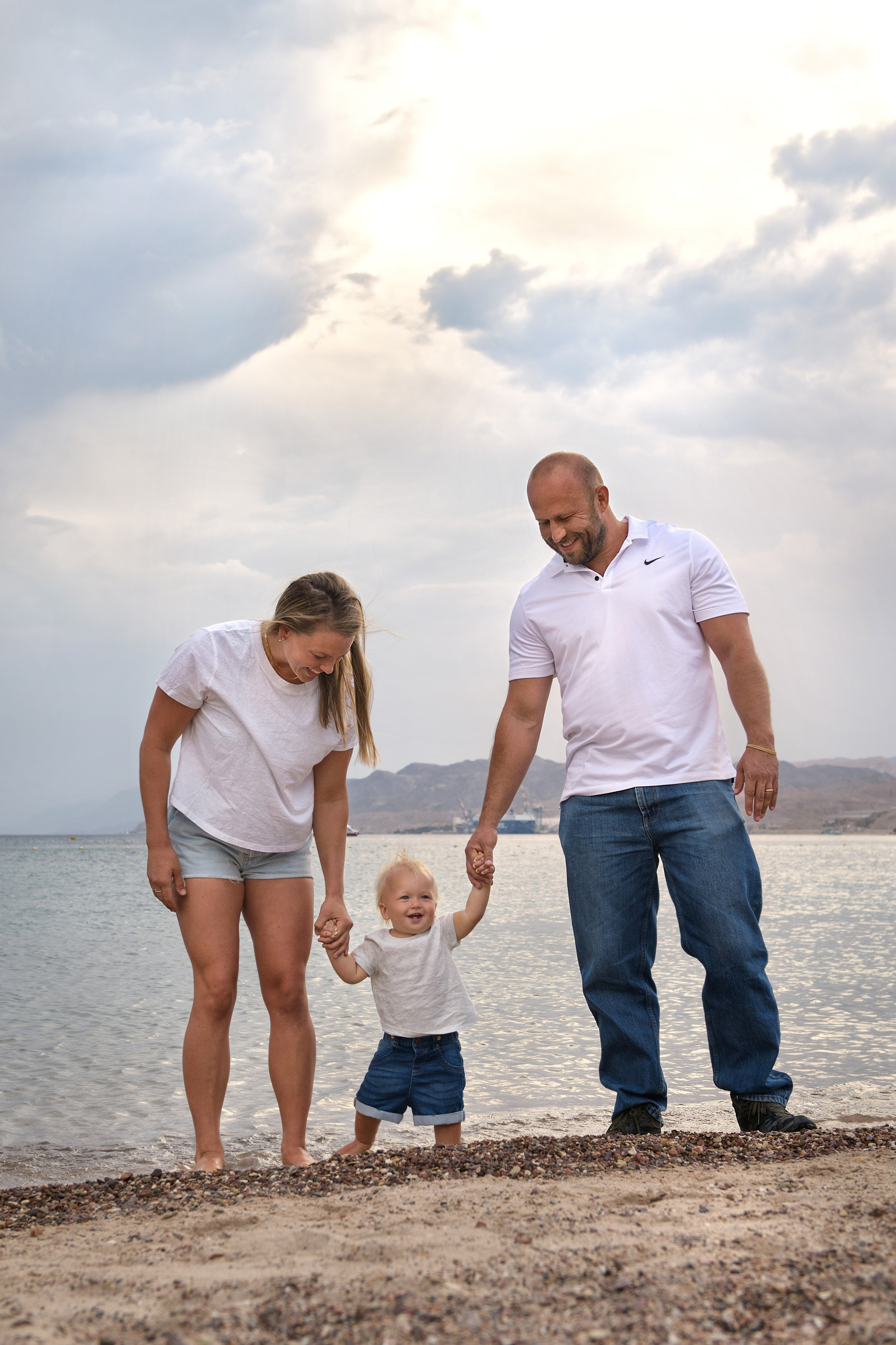 1 year Mason's anniversary on the sea beach. צלמת משפחה ילדים הריון וסיפורי אהבה באילת ישראל אולגה אמצ'יסלבסקי