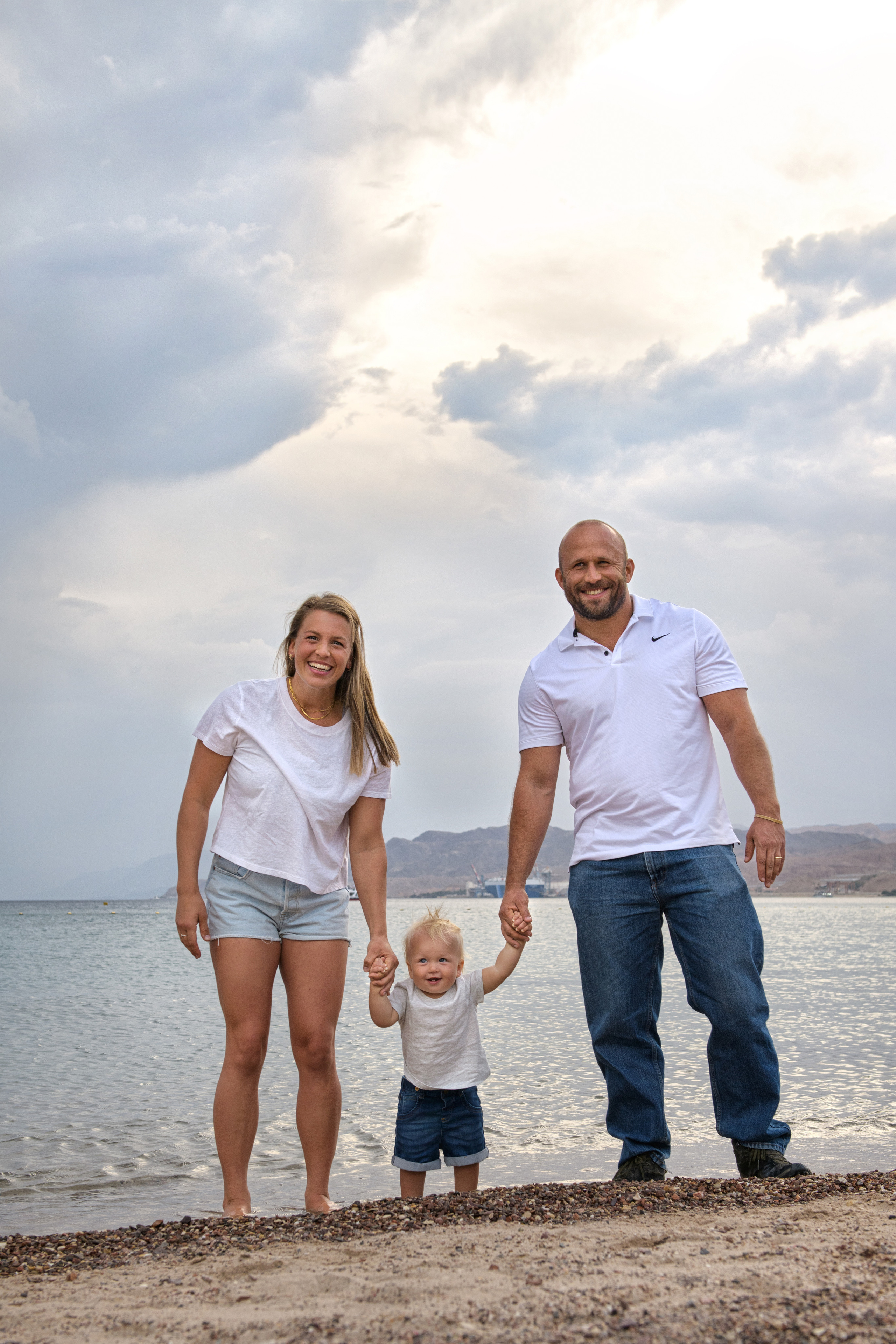 1 year Mason's anniversary on the sea beach. צלמת משפחה ילדים הריון וסיפורי אהבה באילת ישראל אולגה אמצ'יסלבסקי