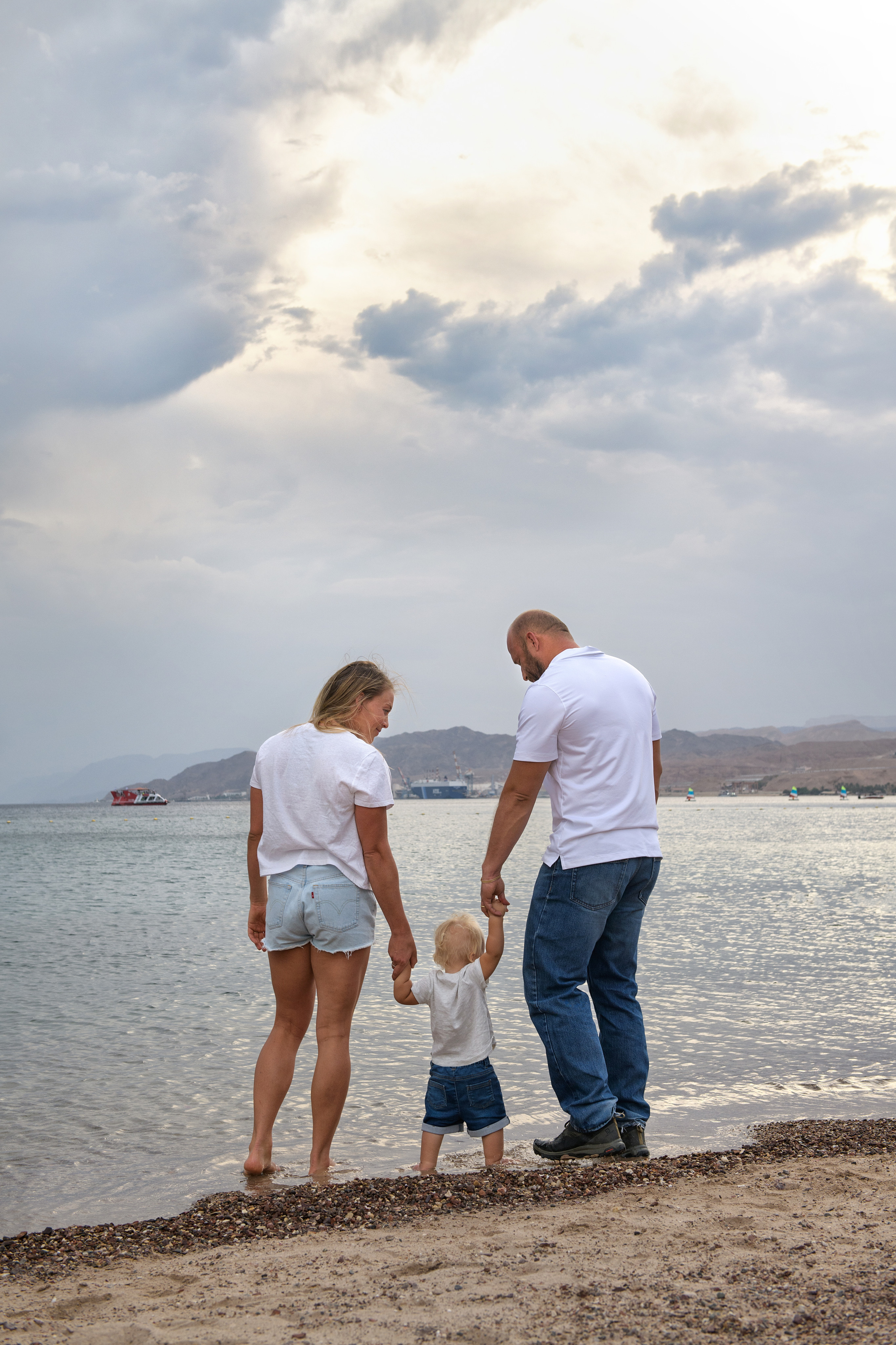 1 year Mason's anniversary on the sea beach. צלמת משפחה ילדים הריון וסיפורי אהבה באילת ישראל אולגה אמצ'יסלבסקי