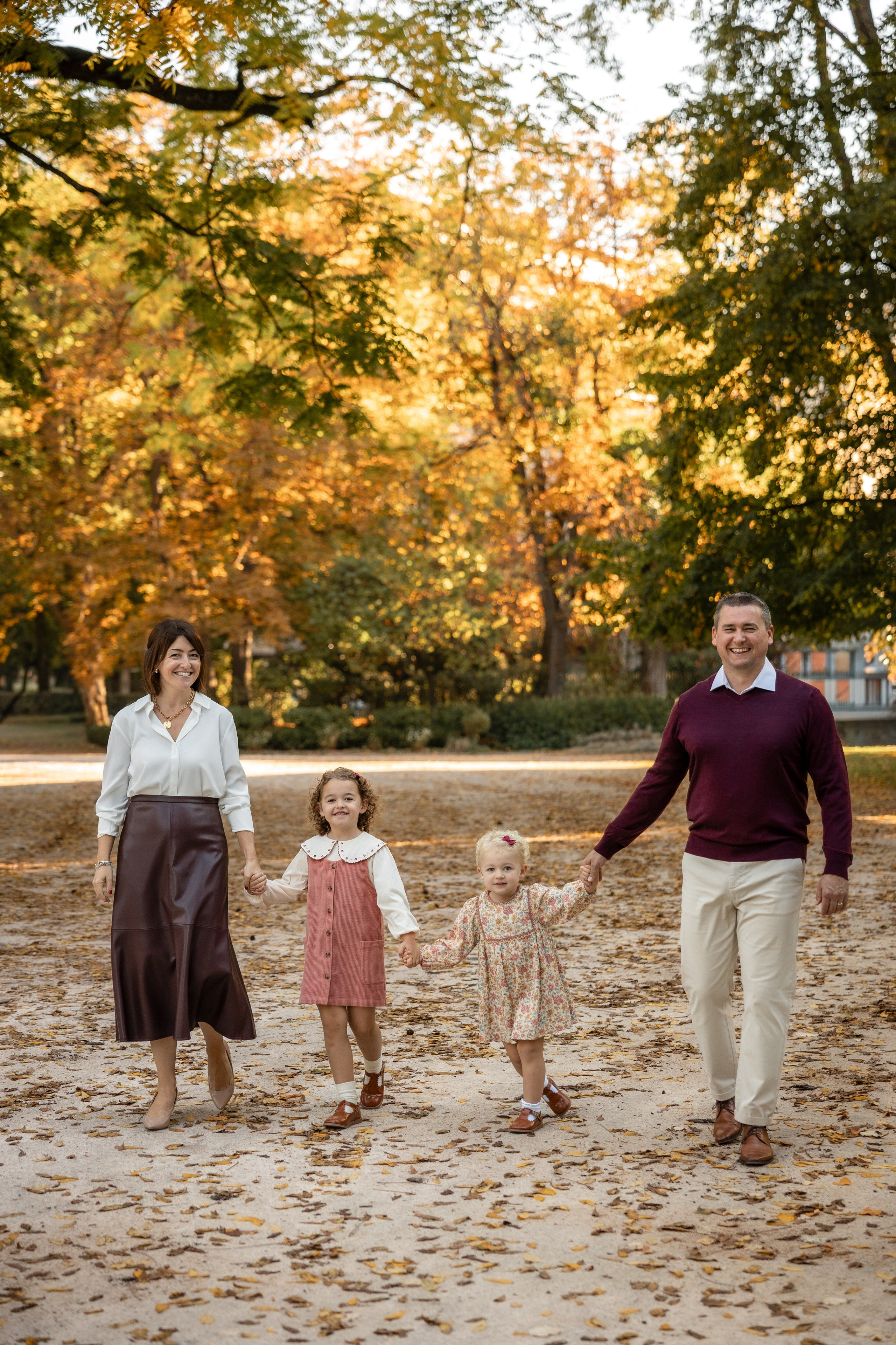 Autumn Family photoshoot in Toulouse. Jardin des Plantes. Eugénie Smirnova — your photographer in Toulouse and southwest France