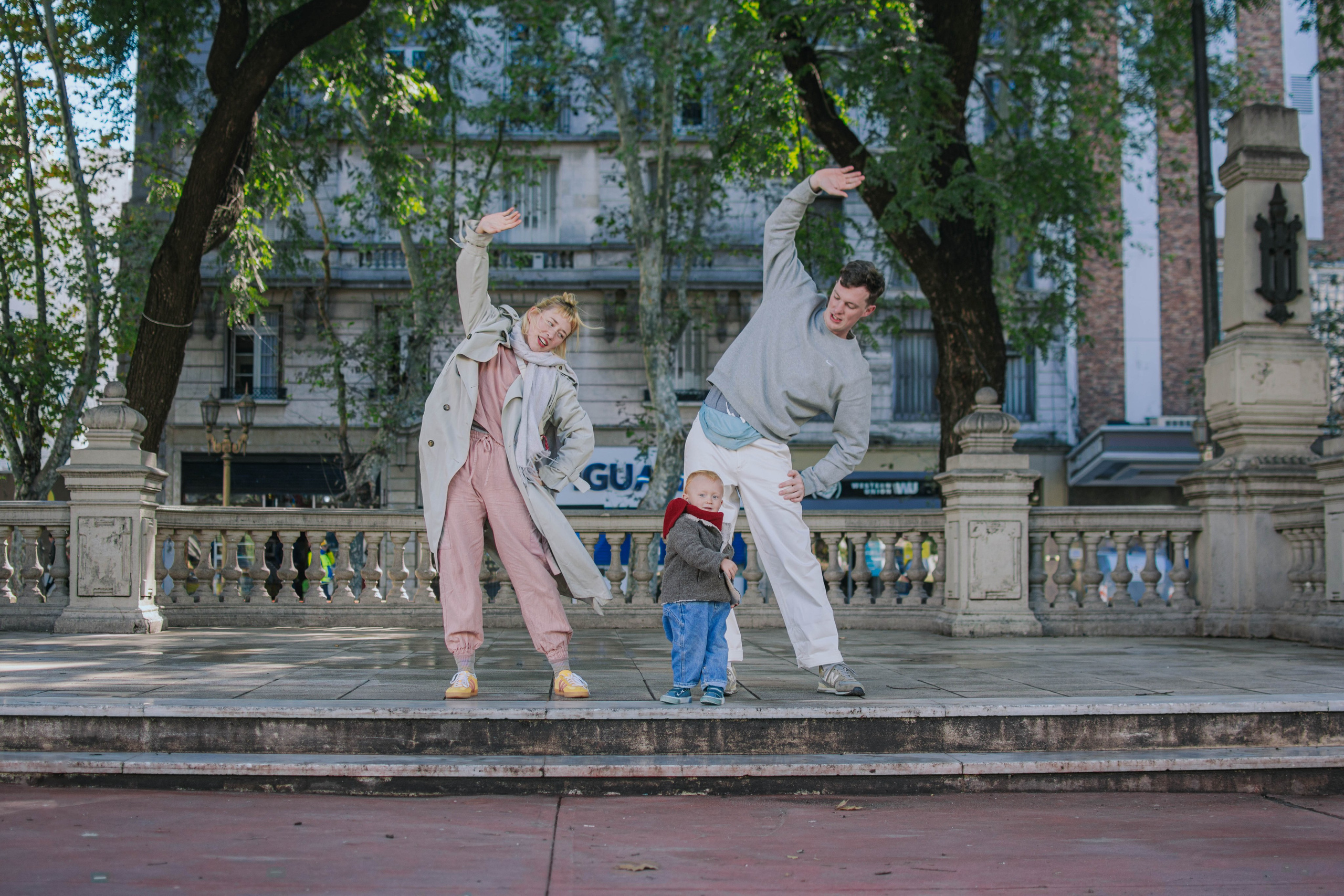 Family photo shoot. Buenos Aires. Photographer @elmirkami in the city of Buenos Aires