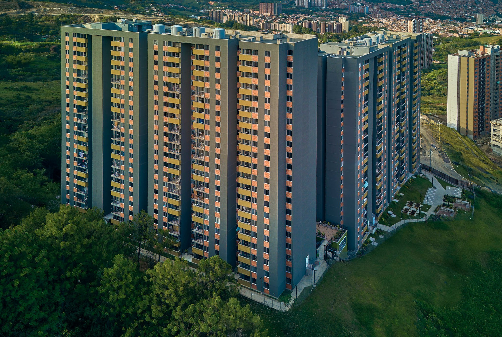 Sesión fotográfica arquitectónica recepción oficina Coninsa Ciudad del Río. Proyectos Amantina, Sendero Silvestre, Montiara y Campura