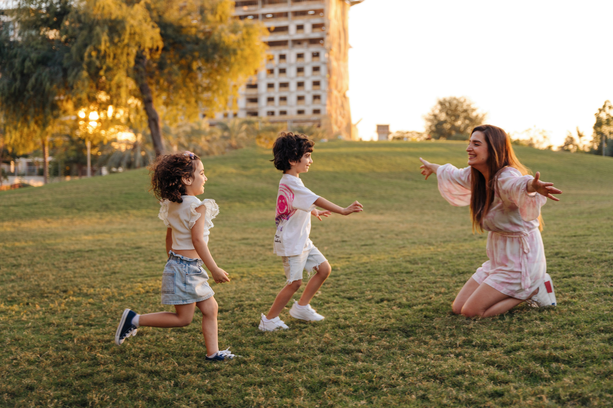 Family fun and play in the park. Angela Iakovleva — Family Photographer in Dubai