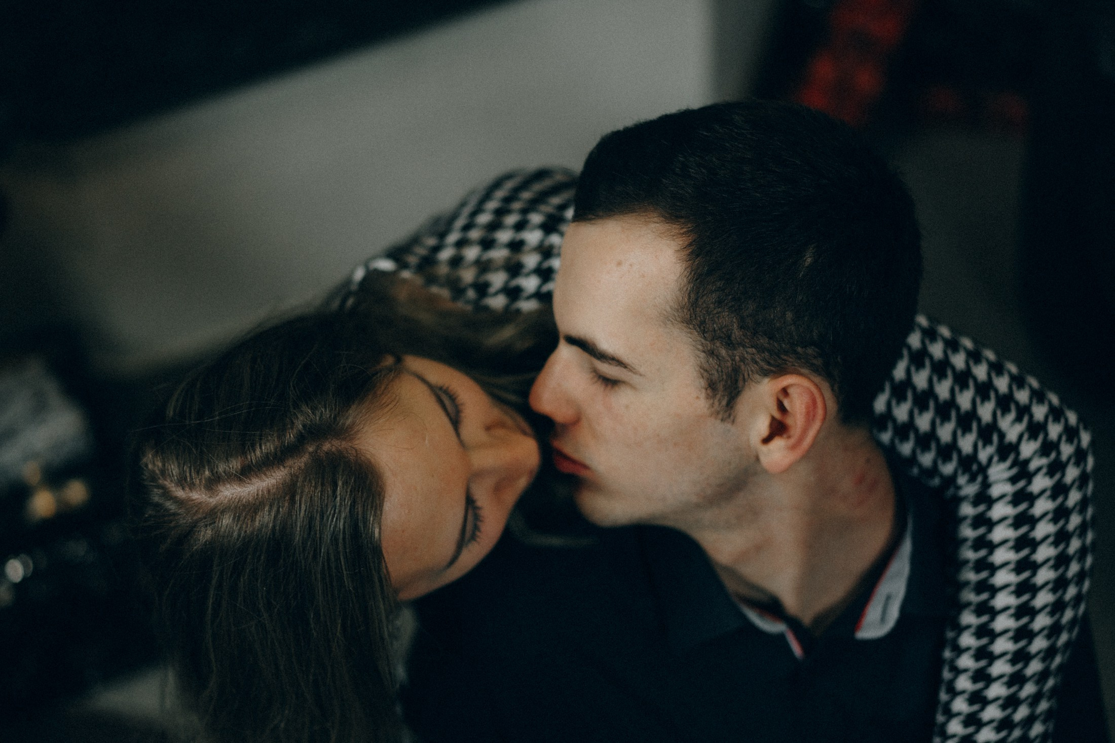 Поцелуй влюблённых – парная фотосессия в студии, лавстори в Дрездене