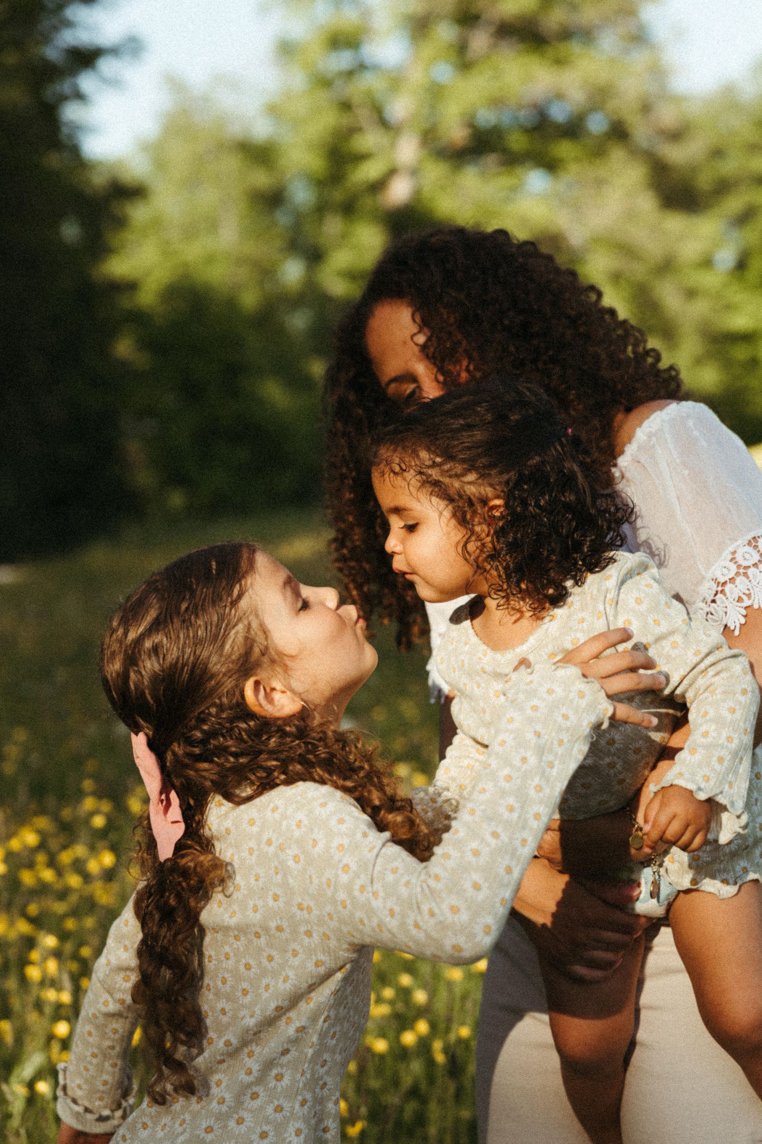 Mädels unter sich. Familienfotografin in Bern, Schweiz