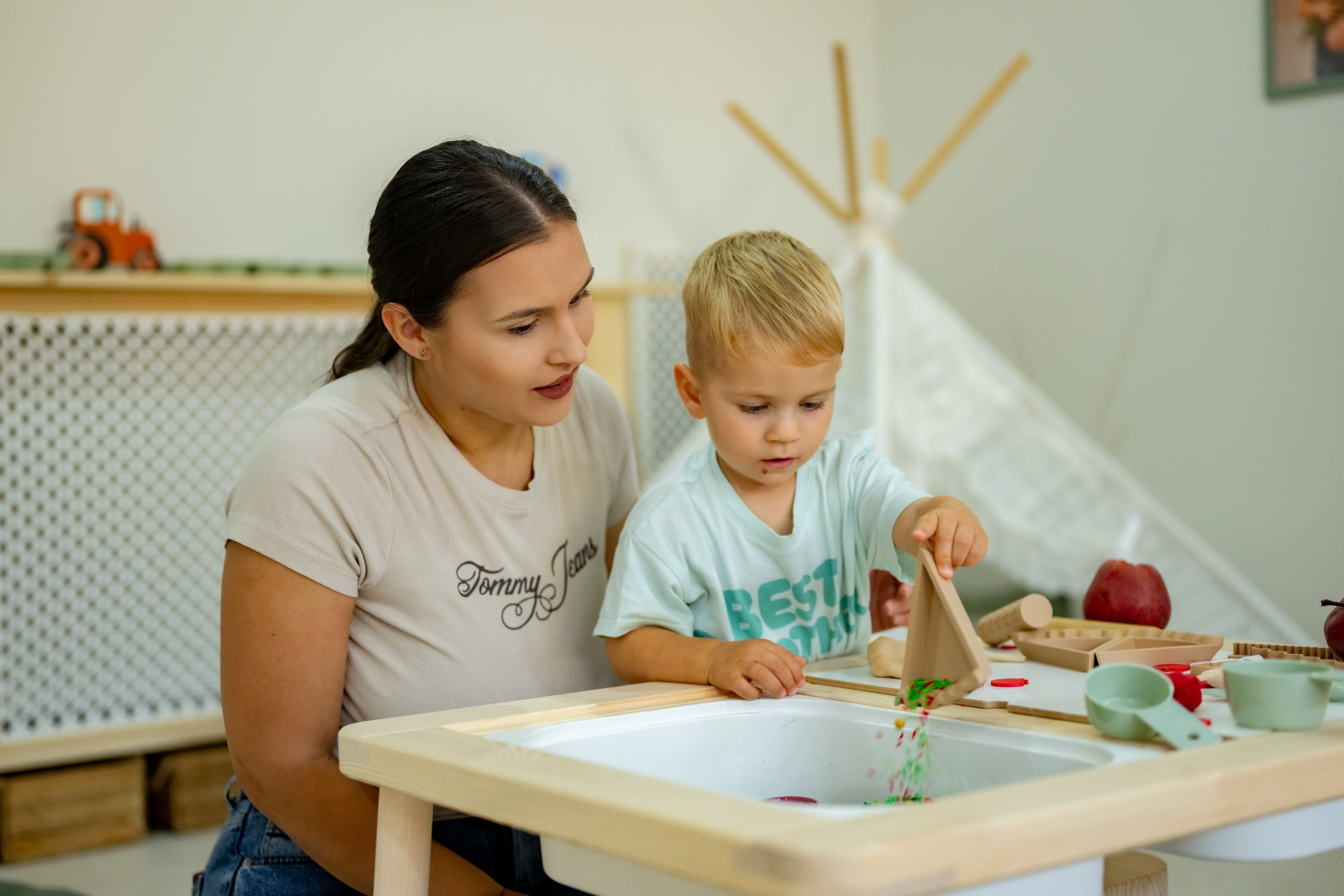 În atelier la senzorial. Atelier Senzorial Dobroești, lângă București | Ateliere senzoriale copii 1–6 ani