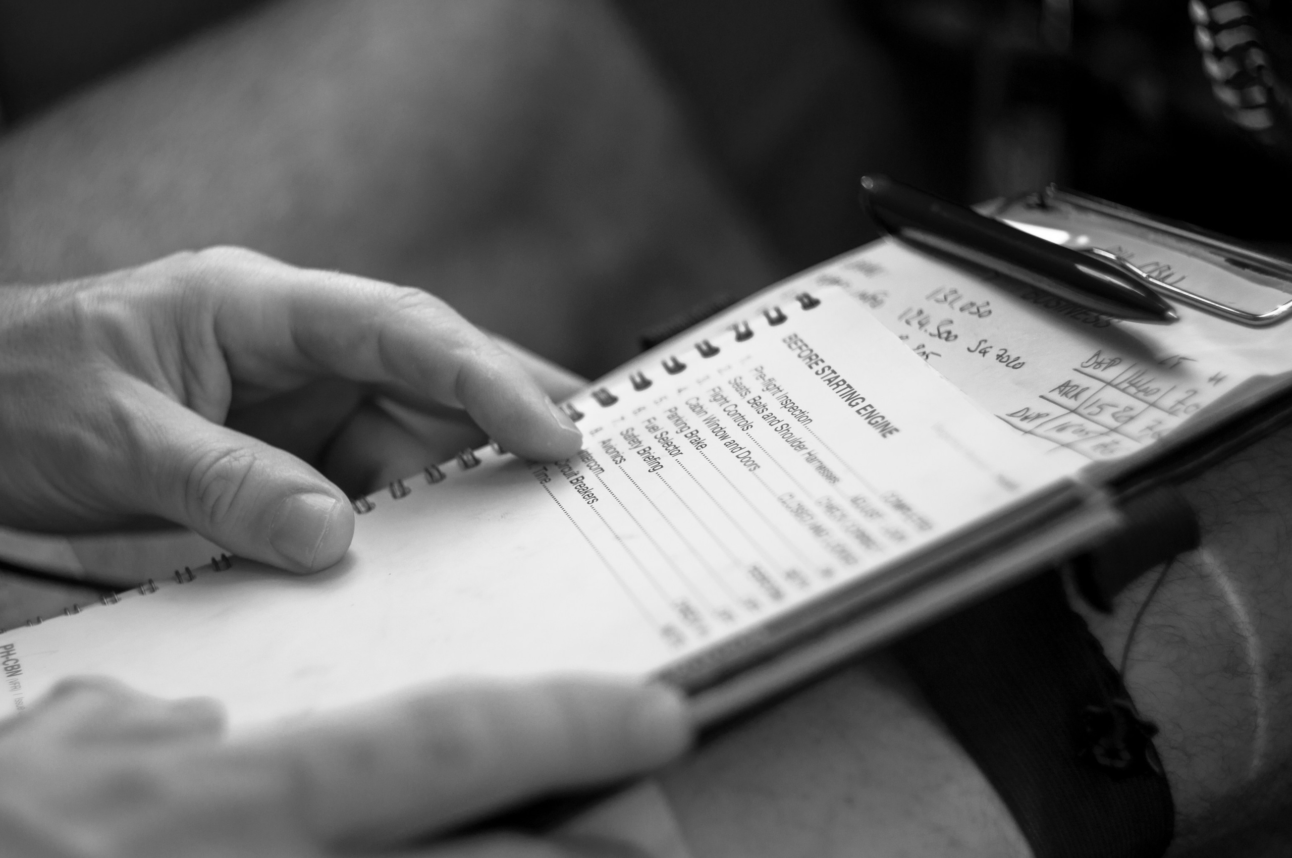 Een fotoshoot van een piloot en vliegtuigen. Éclat Fotos. Exclusieve portretfotografieservice