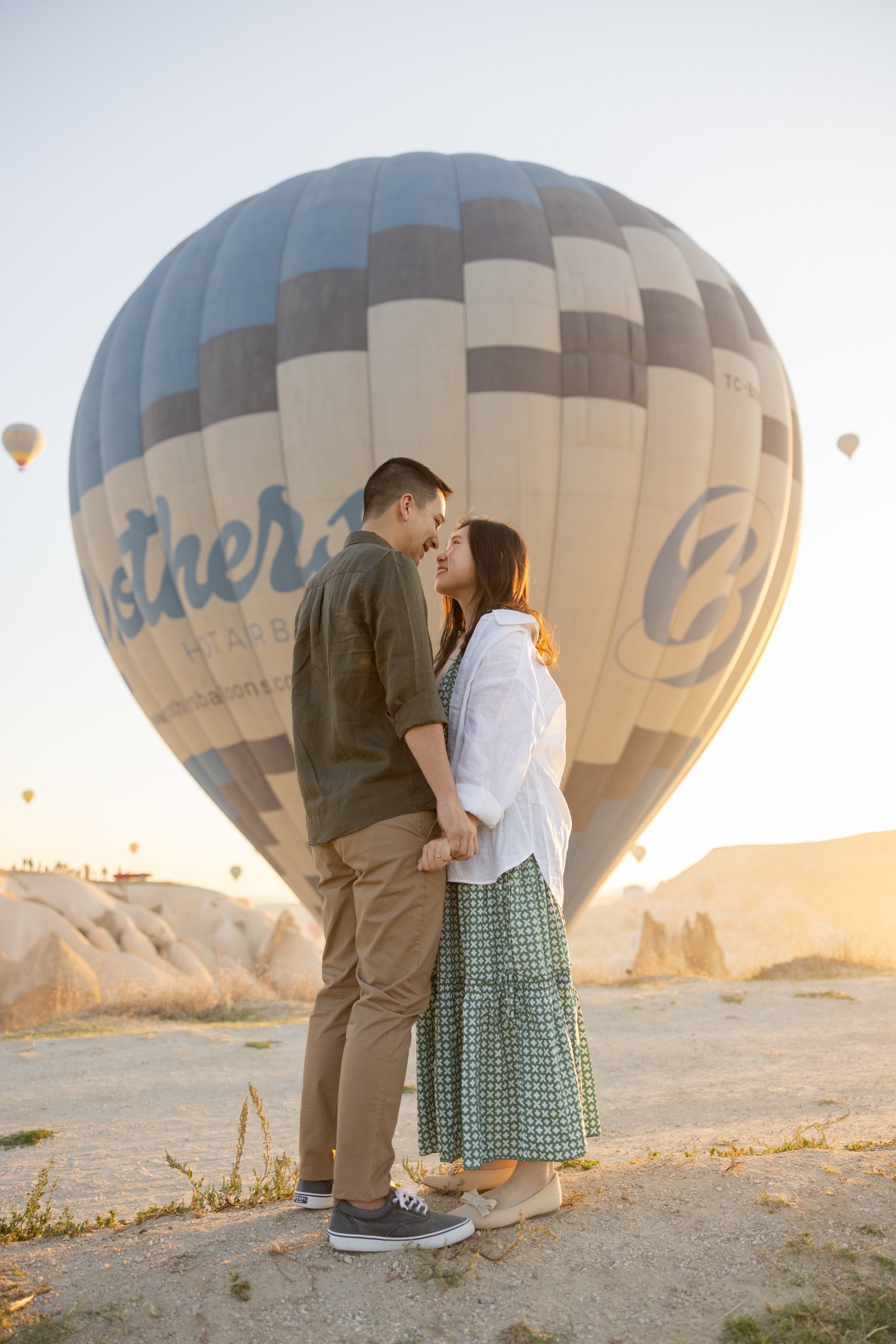 Romantic Love Story Photoshoot with Hot Air Balloons in Cappadocia. Julia Ganch I Fashion Wedding Photography I Cappadocia Turkey