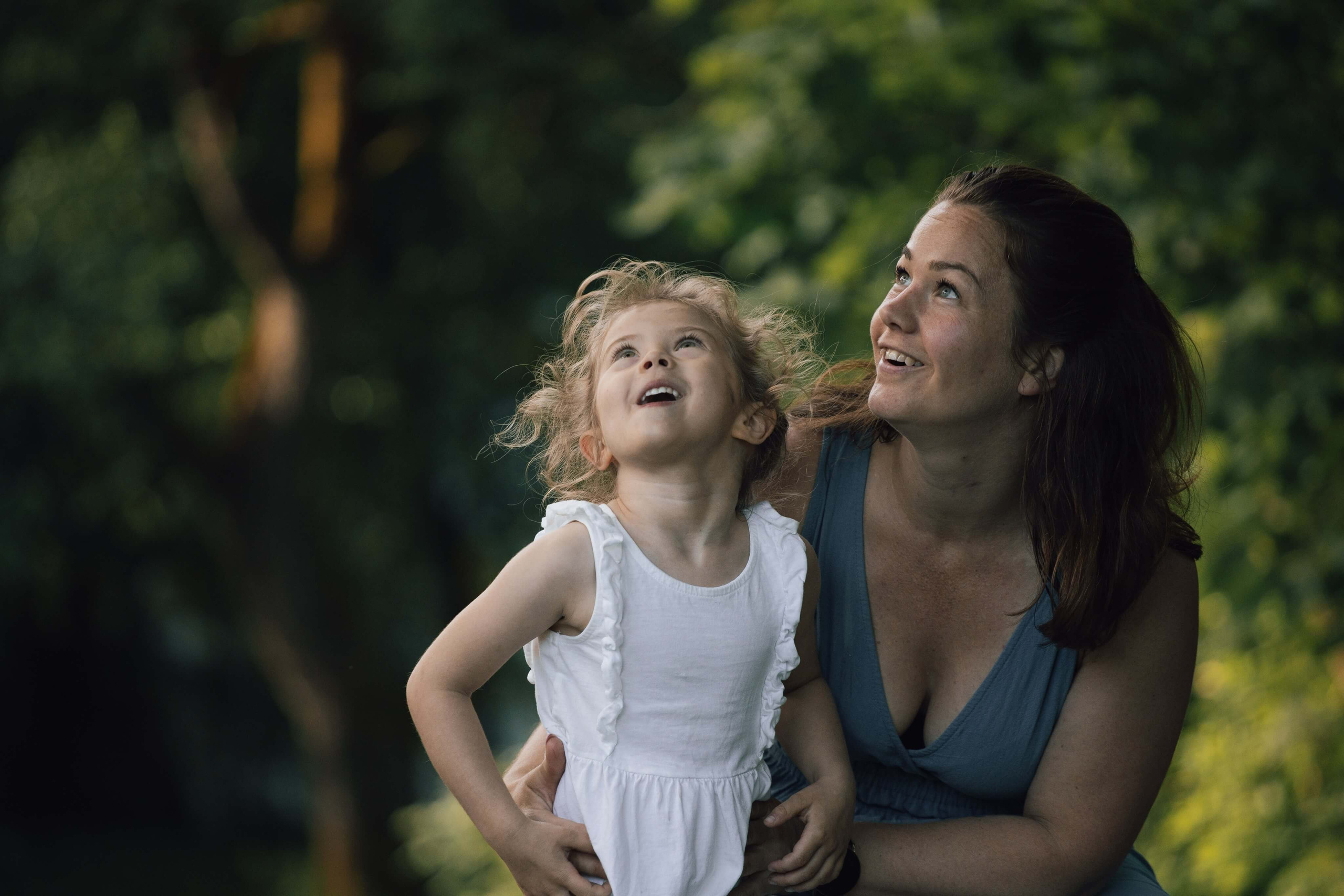 Mor og datter i hagen