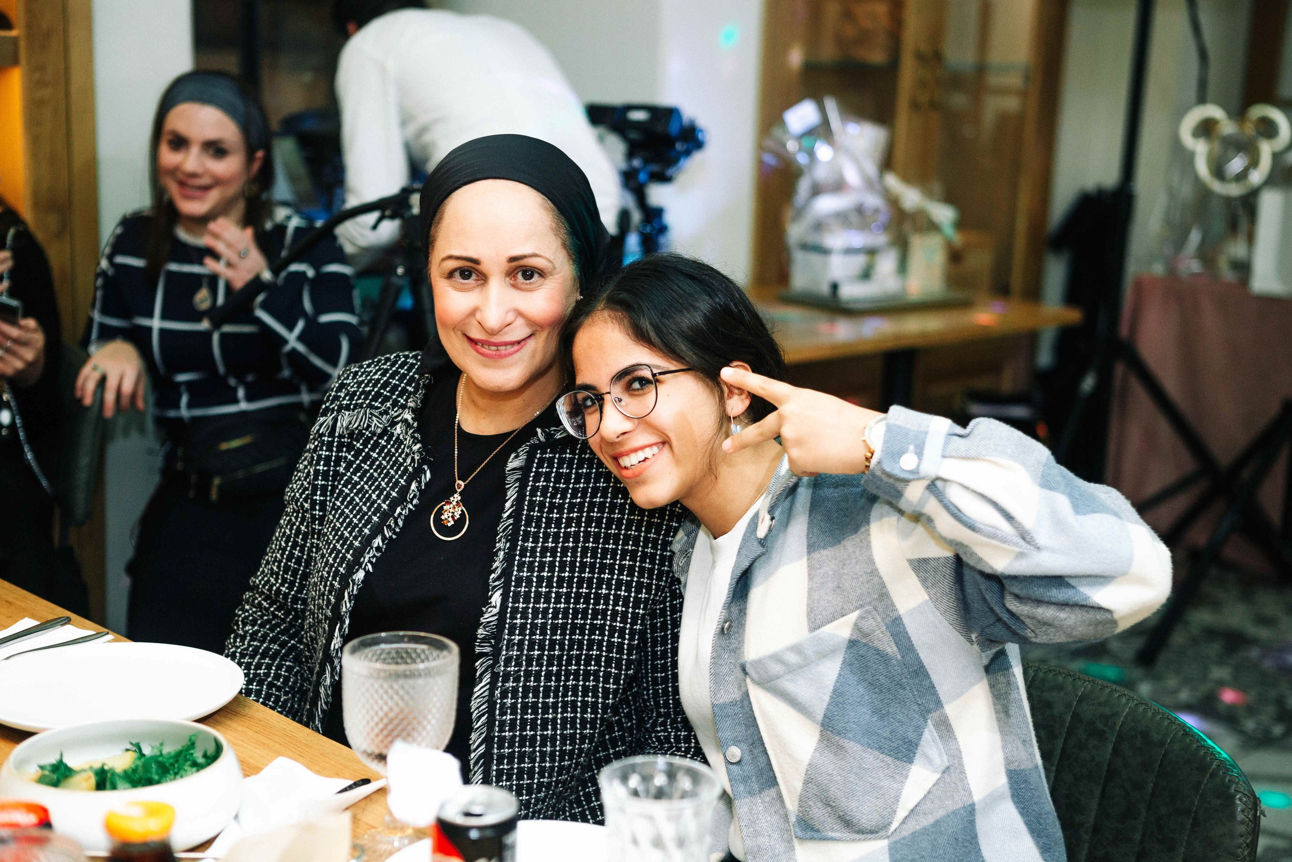 PARTY IN A RESTAURANT WITH THE WHOLE FAMILY. Https://shi-photo.com/