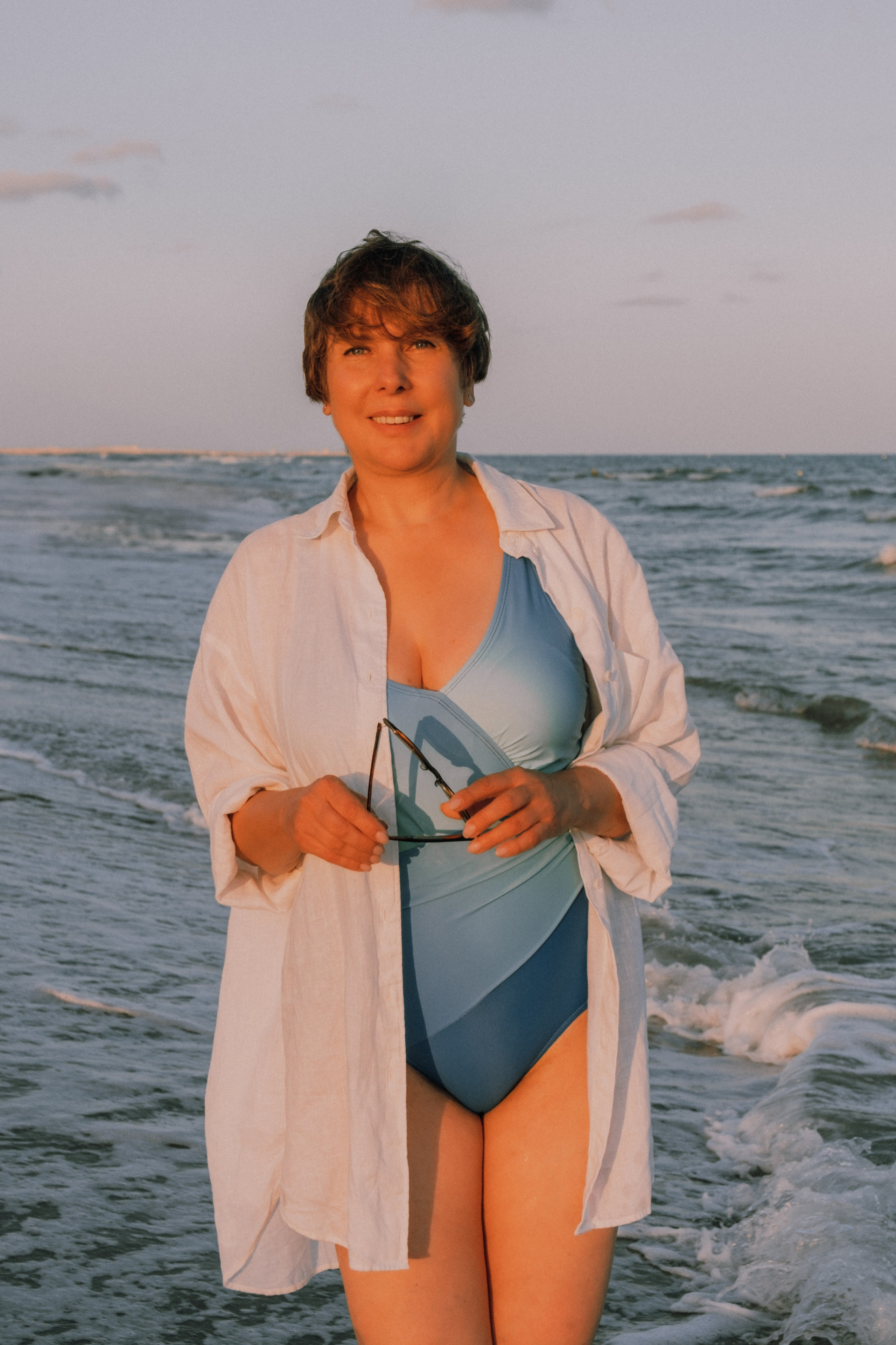 Sesión de amigas en la playa. Fotografía profesional en Calafell - Elena Medvedeva