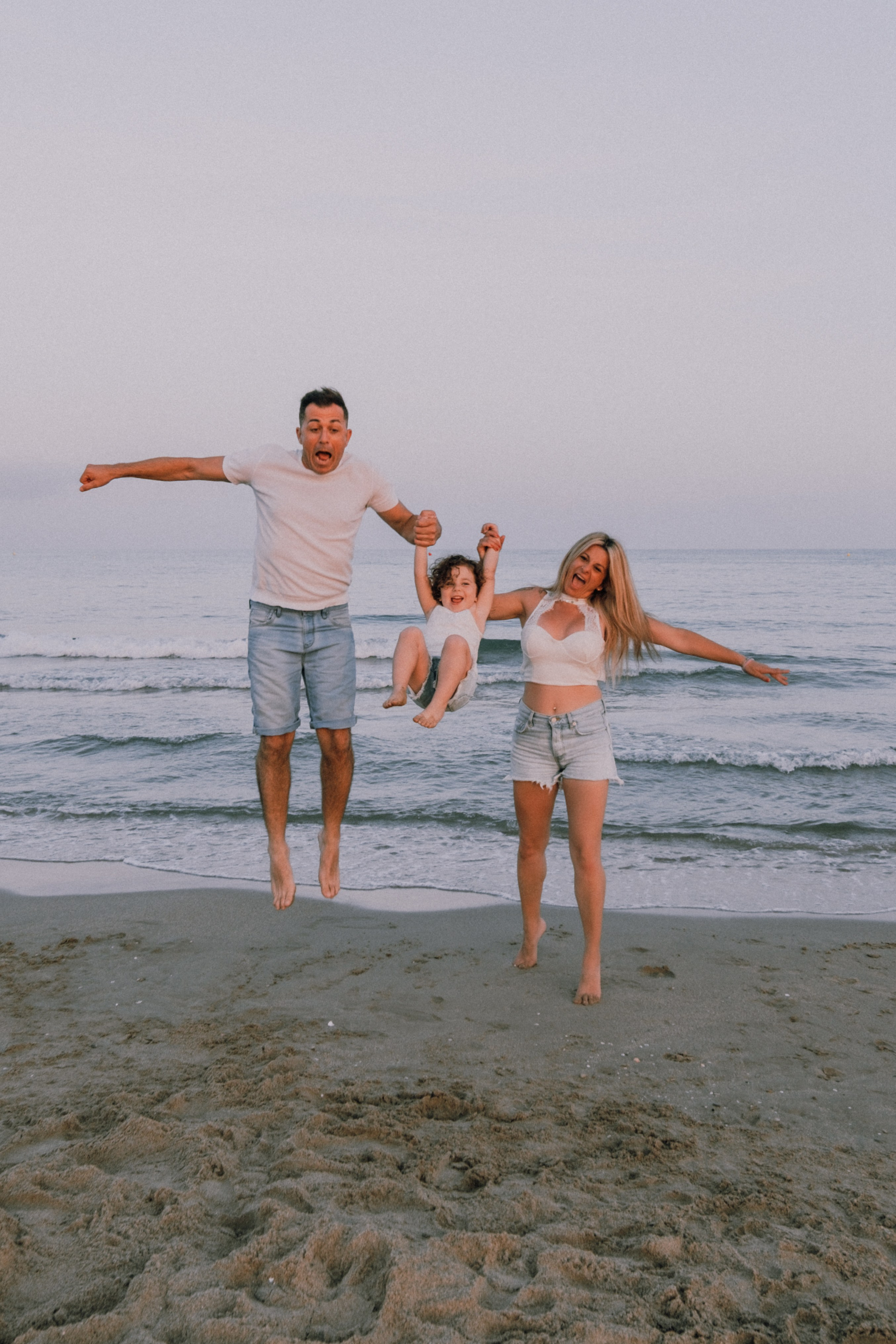 Sesión familiar en la playa. Fotografía profesional en Calafell - Elena Medvedeva