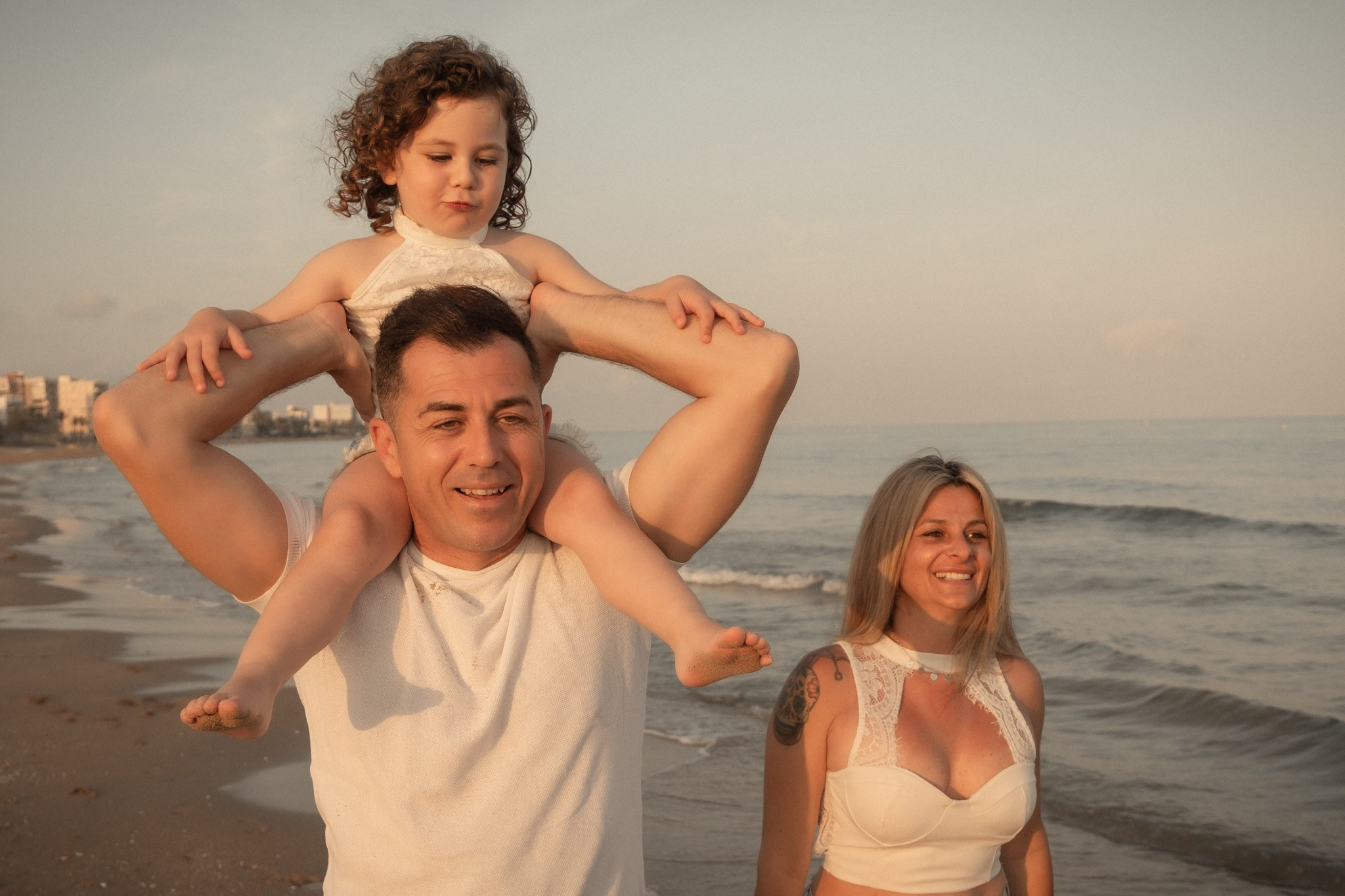 Sesión familiar en la playa. Fotografía profesional en Calafell - Elena Medvedeva