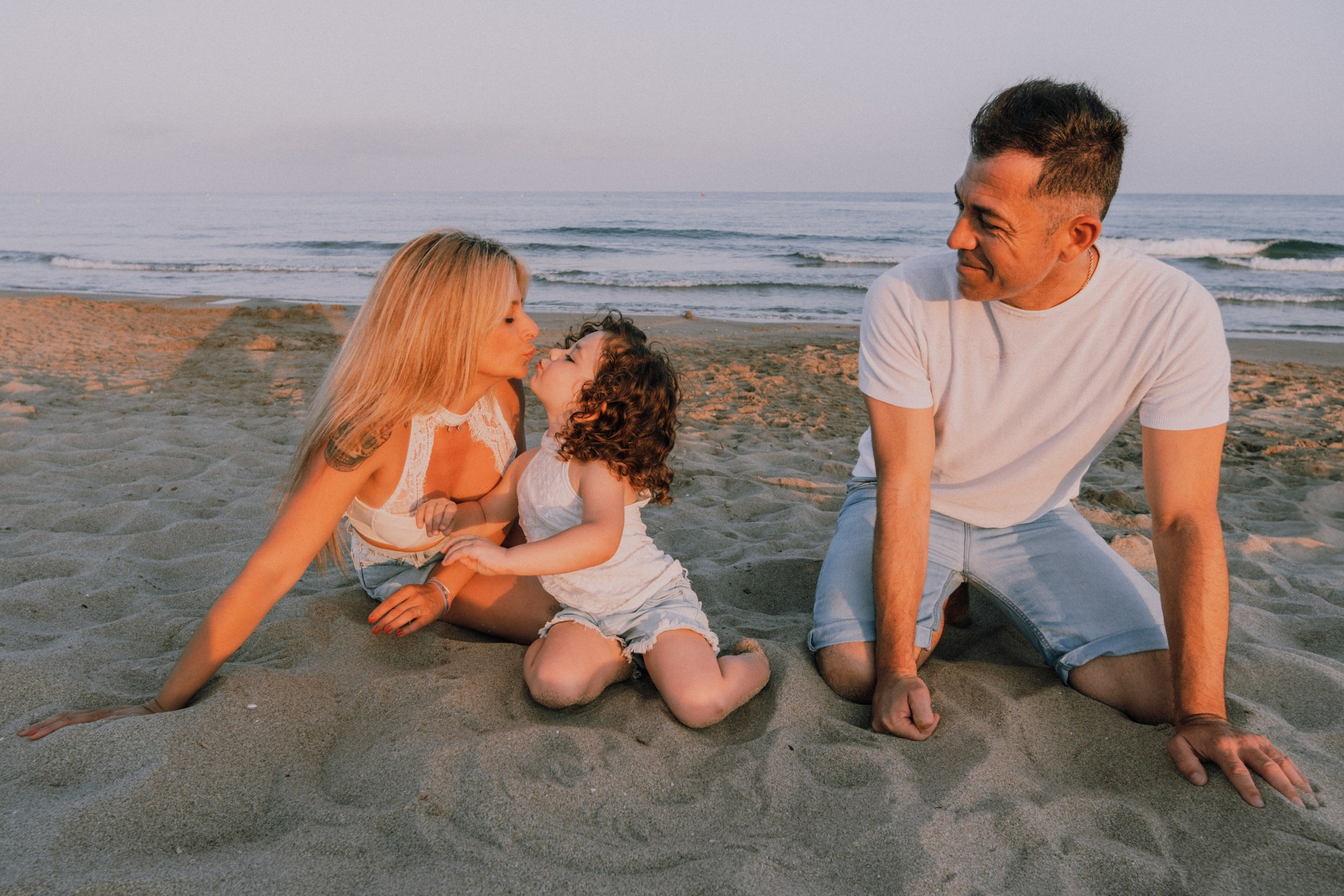 Sesión familiar en la playa. Fotografía profesional en Calafell - Elena Medvedeva