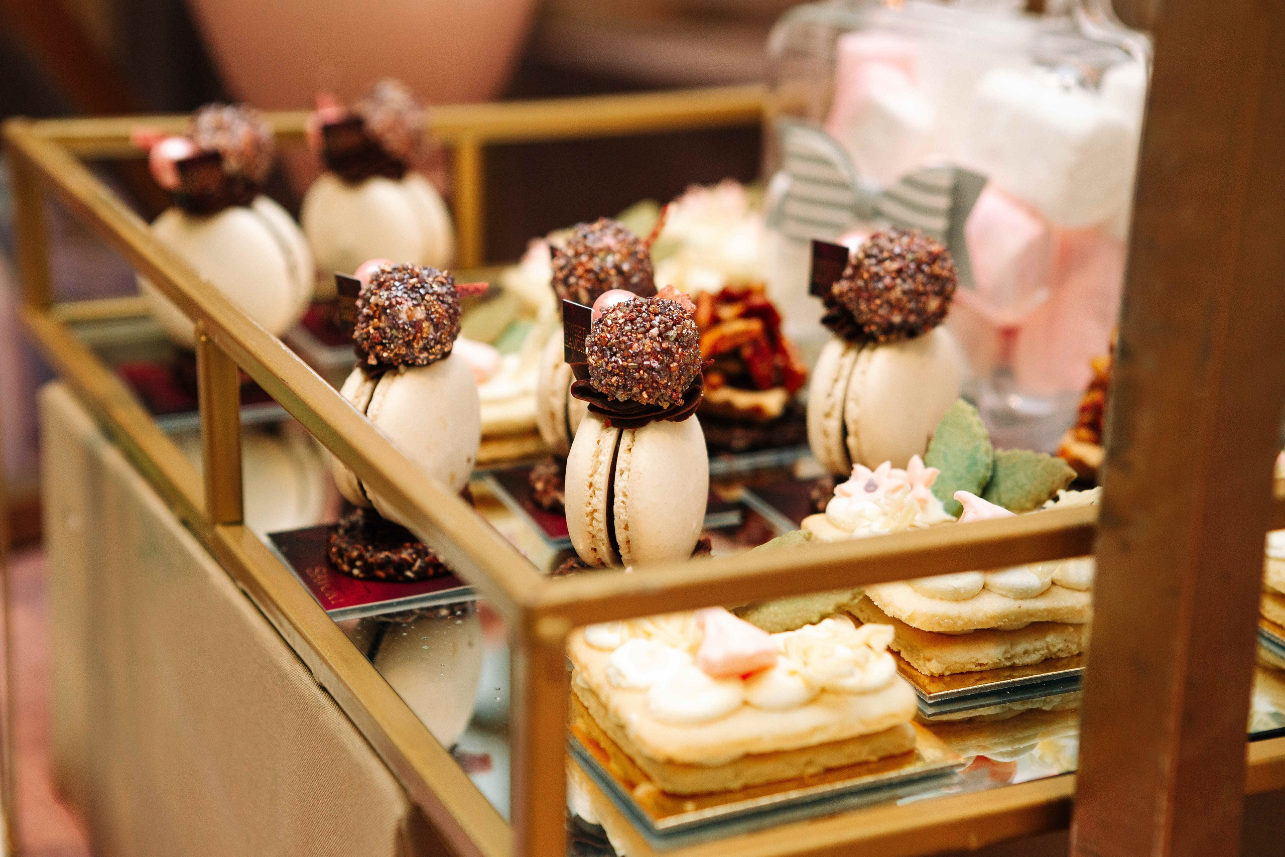 PARTY IN A RESTAURANT WITH THE WHOLE FAMILY. Https://shi-photo.com/