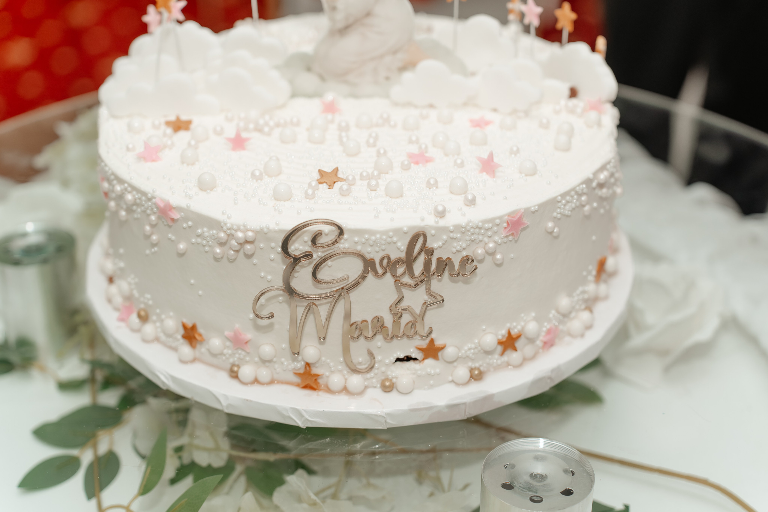 Tortul elegant și decorat pentru botezul Evelinei Maria, așezat pe masa festivă la Restaurantul Silmat din Bălăbănești, Galați. Detaliu de decor și cofetărie artistică.