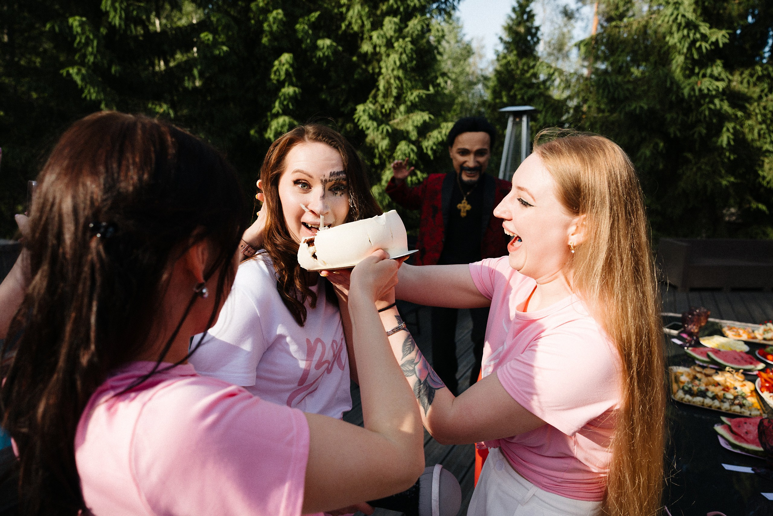 Яркая фотосессия девичника в Риге: розовые наряды и очки в форме сердца. Евгений Тимофеев | Свадебный и контент-фотограф и видеограф в Риге