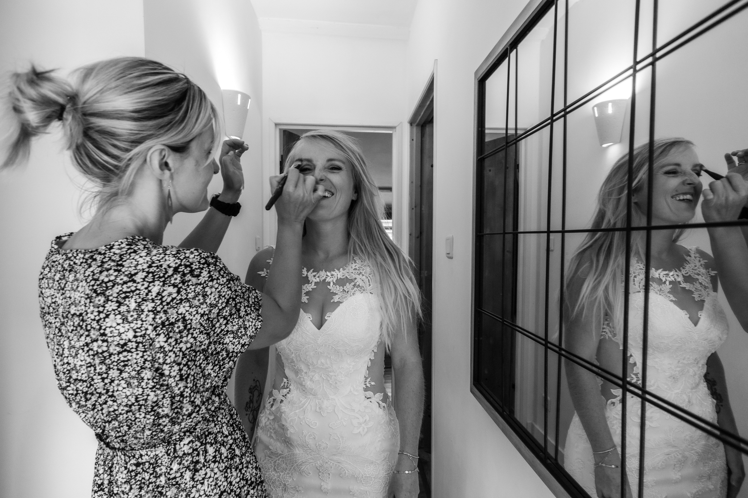 Préparatifs de mariage LGBTQ+, habillage et derniers détails avant la cérémonie