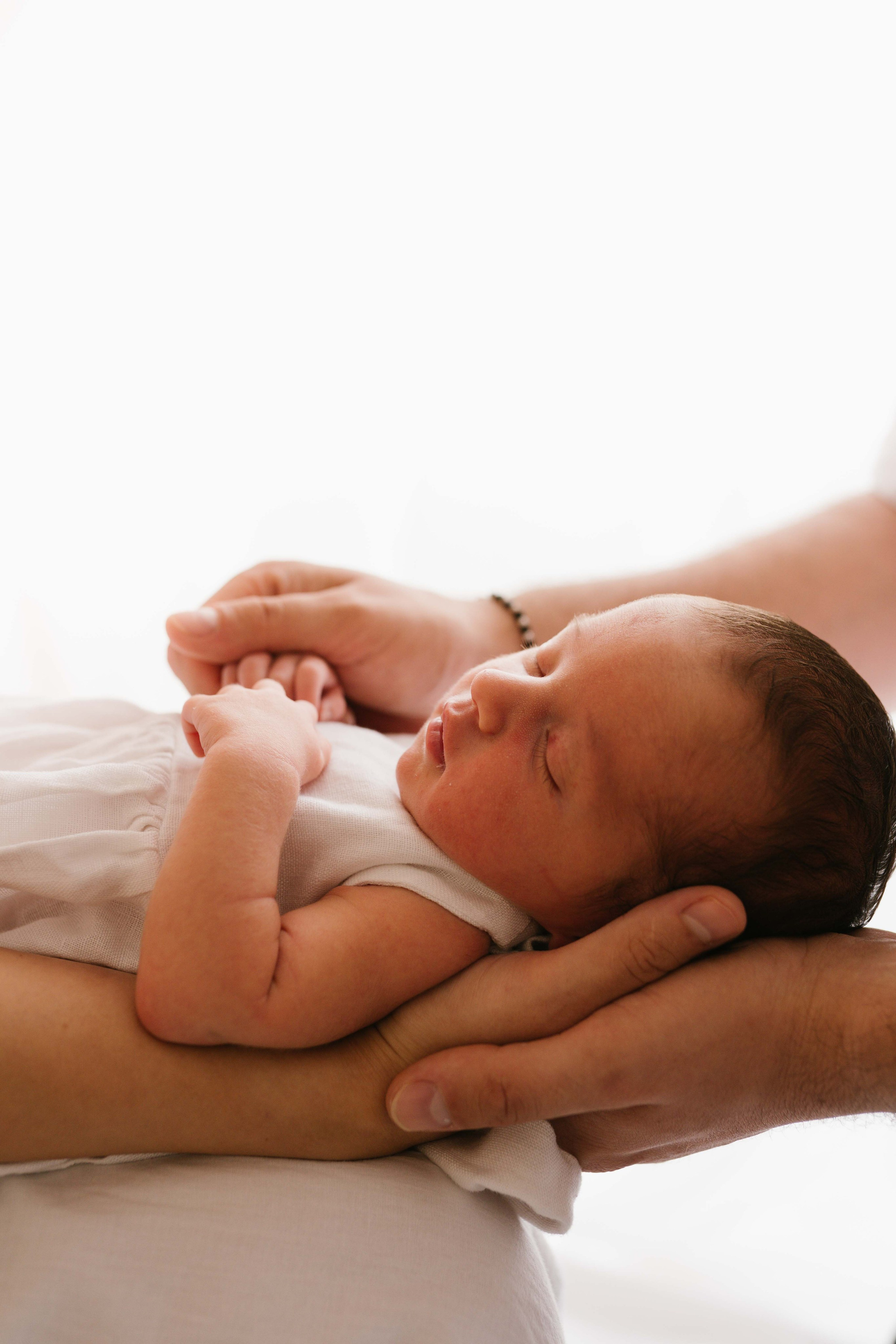 Inspira sesiune foto nou-nascut. Madalina Beda- Artist vizual, fotograf, doula la nastere, consultant babywearing Brasov si in toata tara