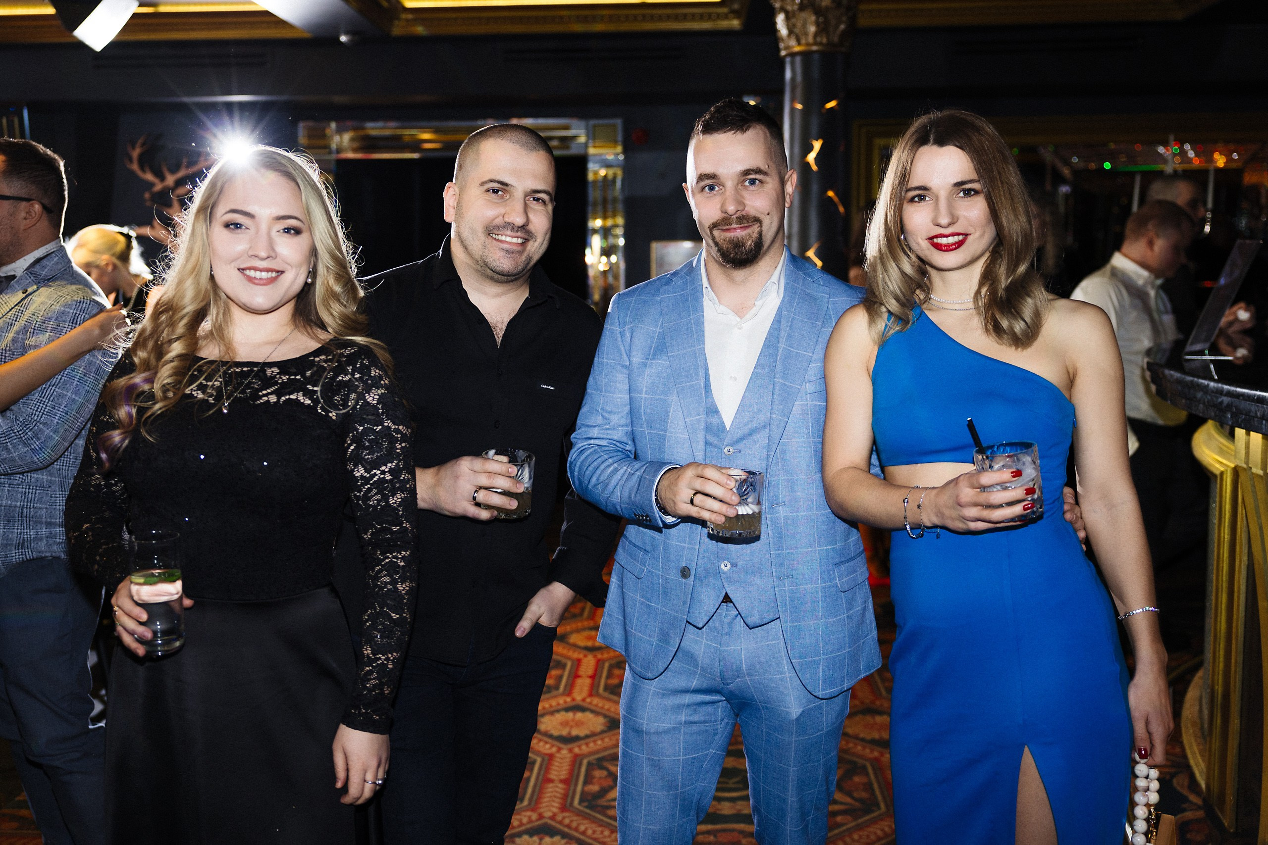 Новогодняя фотосессия в стиле «Оскар» для компаний — свет софитов и звёздные кадры. Евгений Тимофеев | Свадебный и контент-фотограф и видеограф в Риге