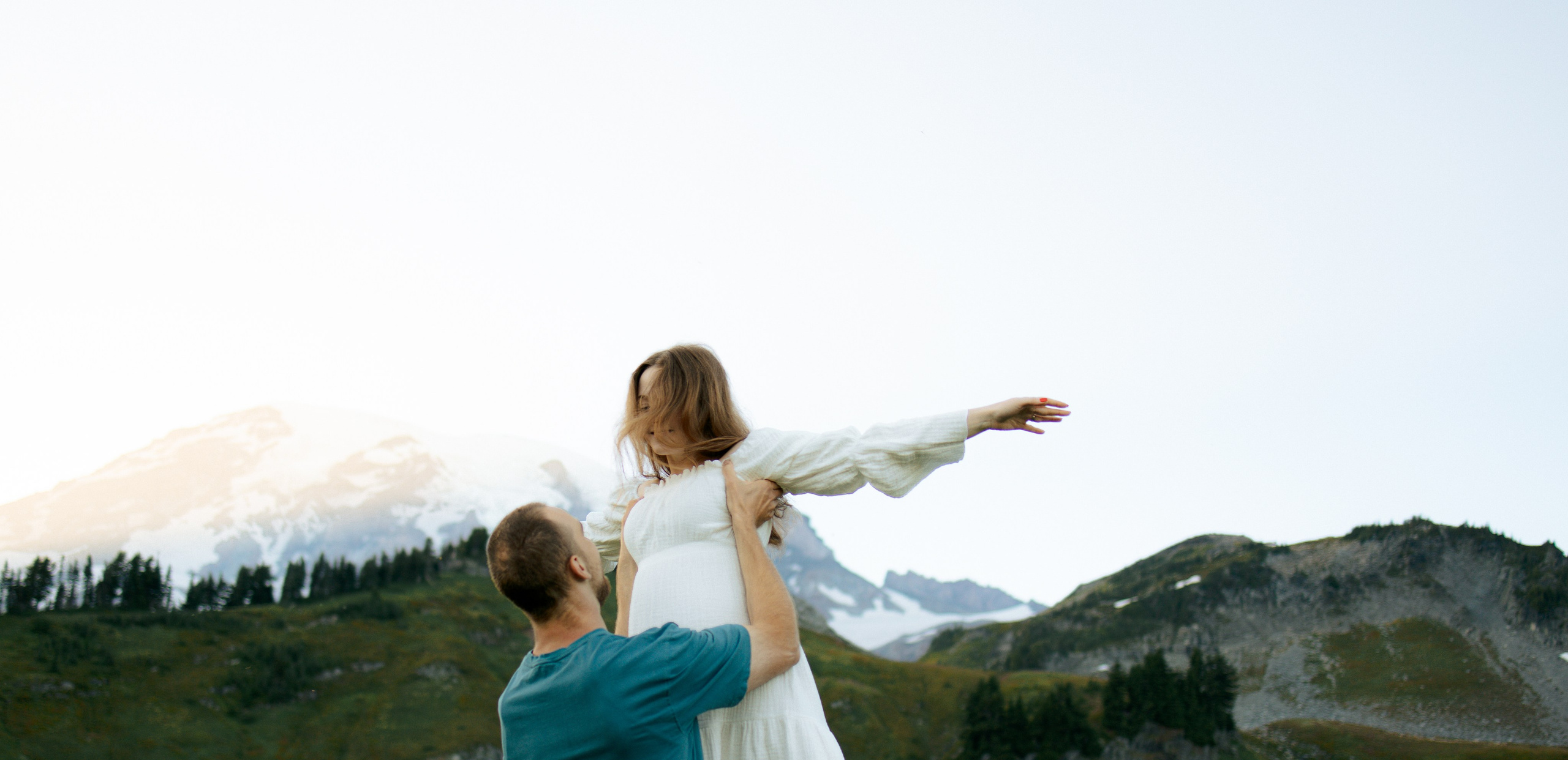 Embrace of Wildflowers. Family photographer Oregon — Washington