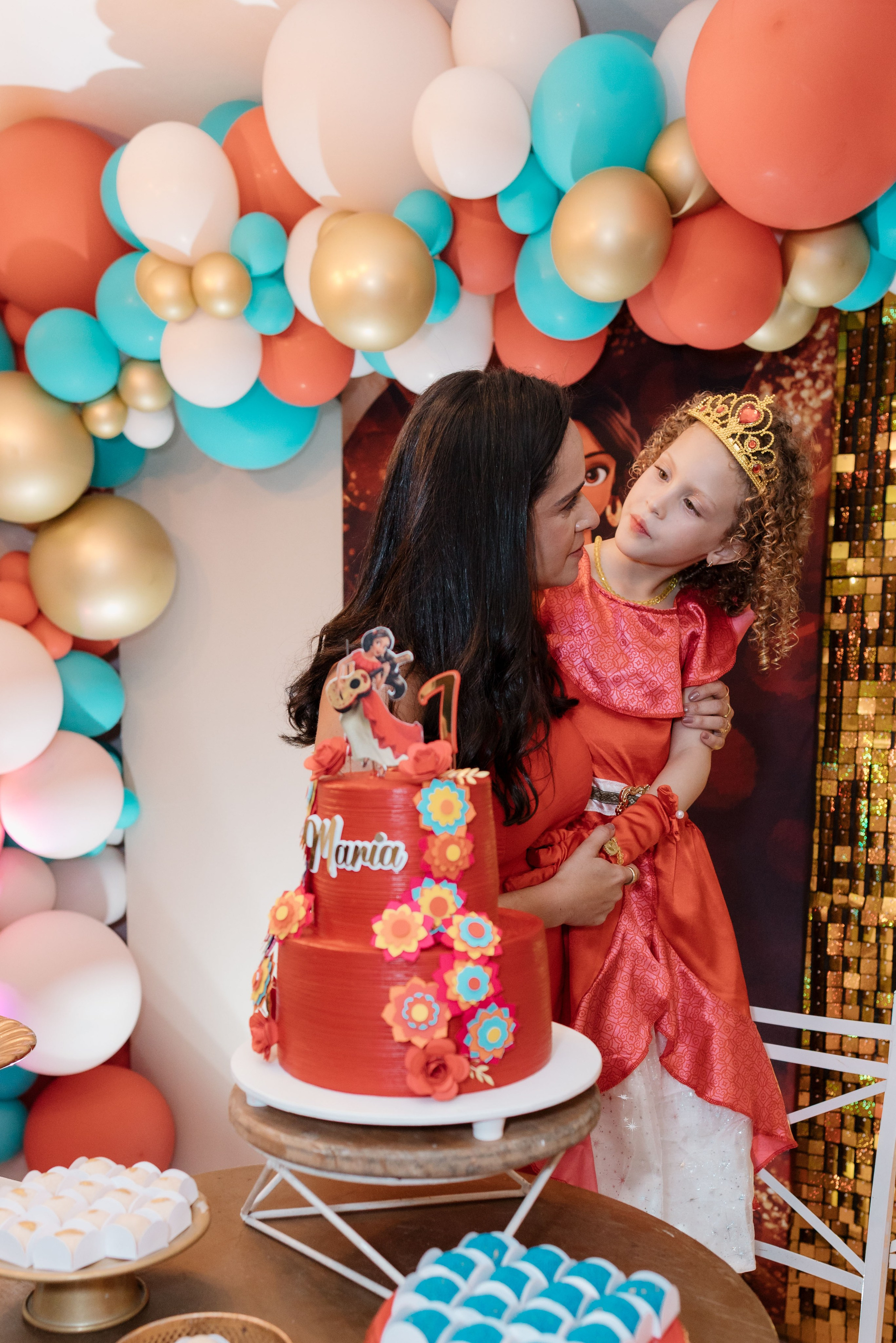 Troca de olhares de mãe e filha em festa de aniversario infantil