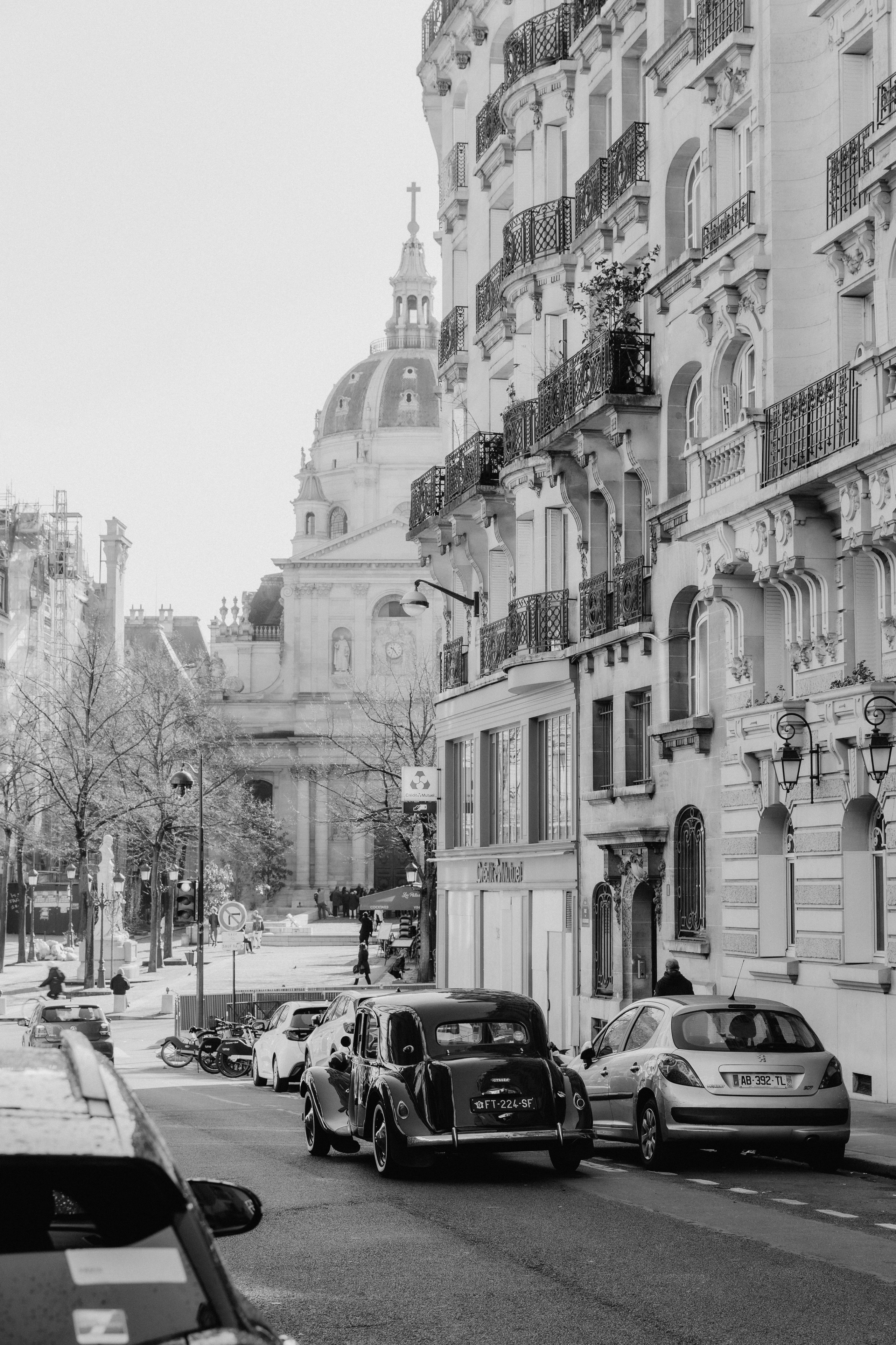 Suzi & Alex | Paris Wedding with a Vintage Car. Paris Wedding Photographer