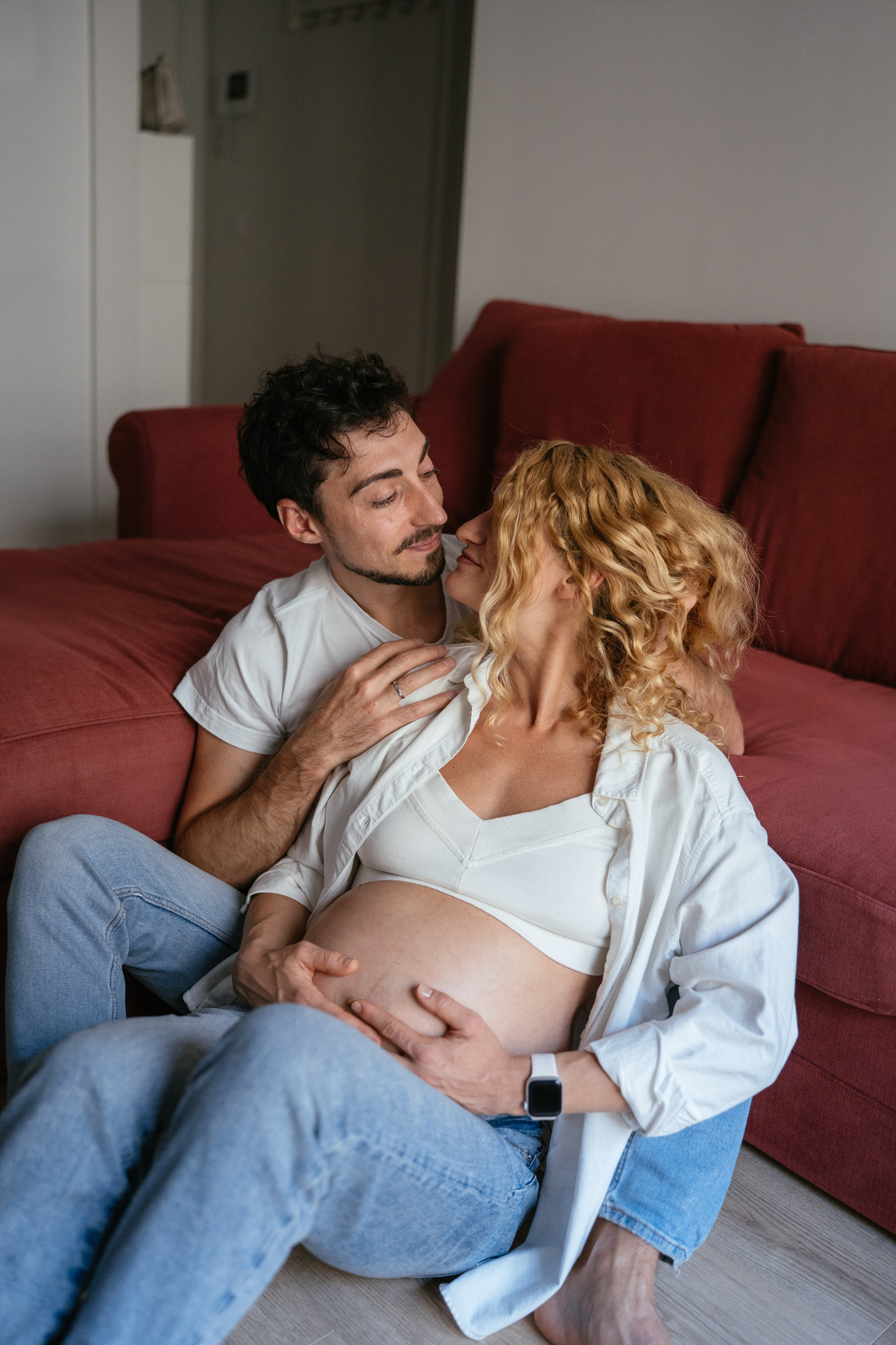 Candid pregnancy photoshoot in the park. Photographer in Madrid, Spain. Alyona Belyaninova
