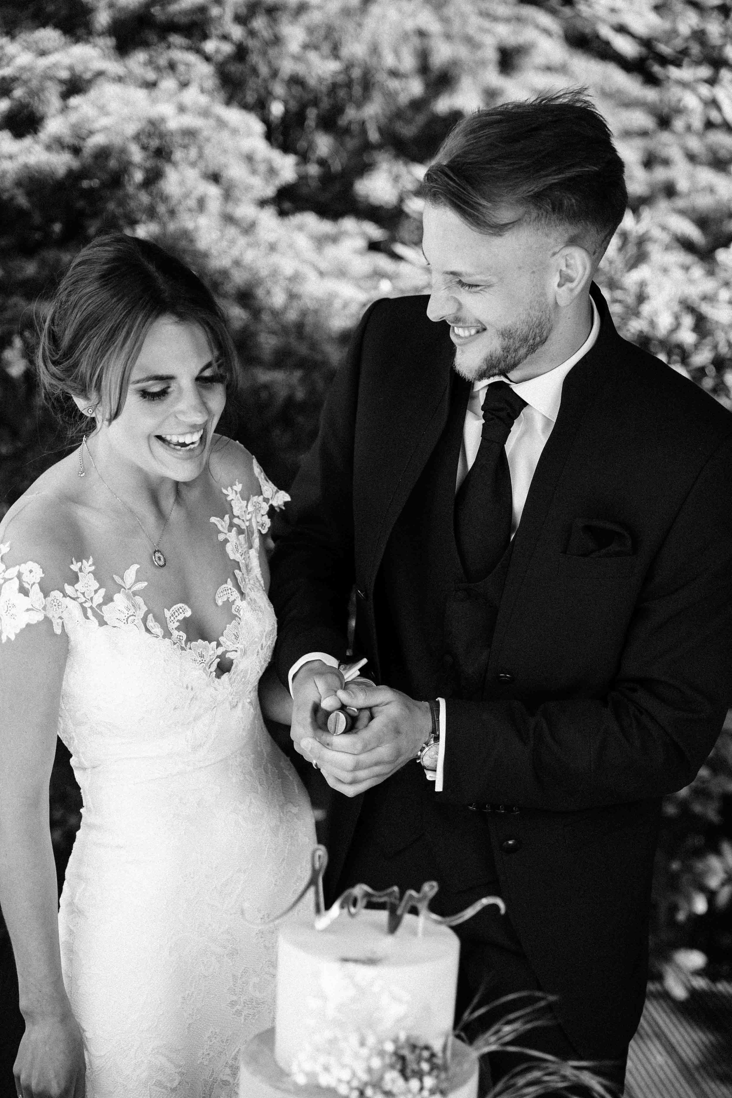 brautpaar tortenanschnitt hochzeit landhaus am see garbsen