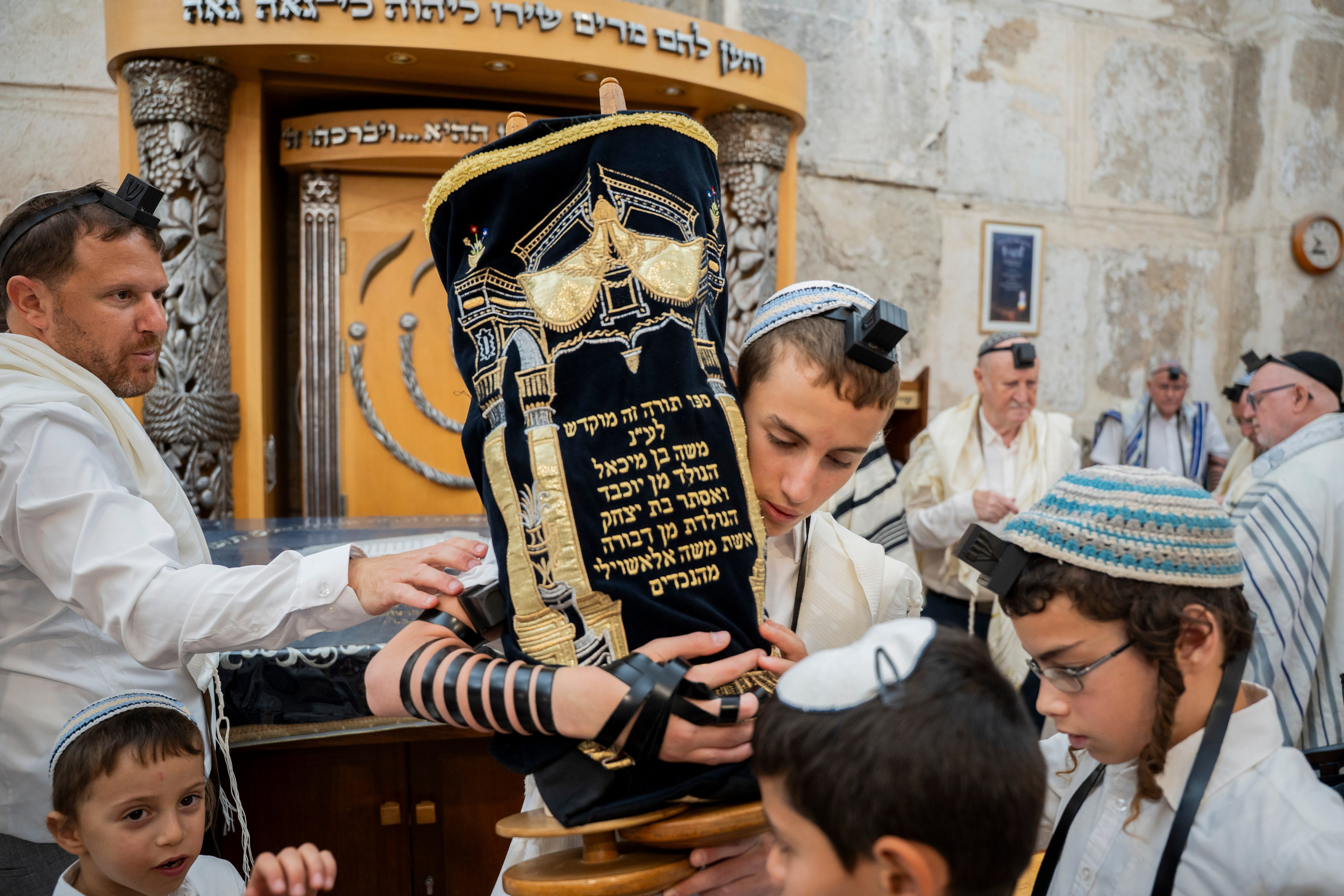 הנחת התפילין רפאל לוי. יוסף מזרחי צילום חתונה, ברית וזוגיות. צלם מקצועי שאוהב להוציא אתכם הכי יפים ברגעים הכי מרגשים