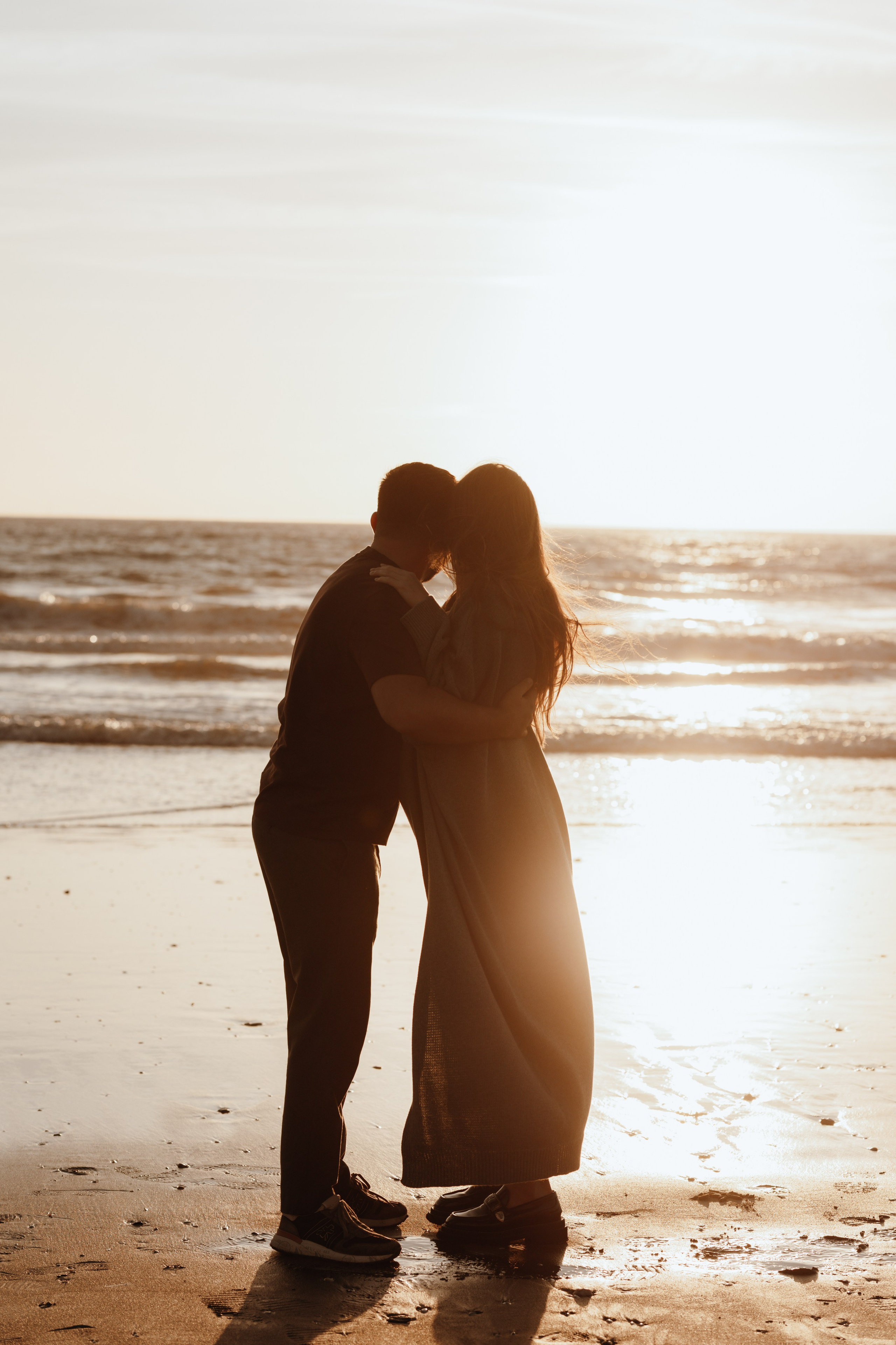 Sunset maternity photoshoot. Annah Louwagie — Lifestyle photographer for couples, families & brands | France & worldwide