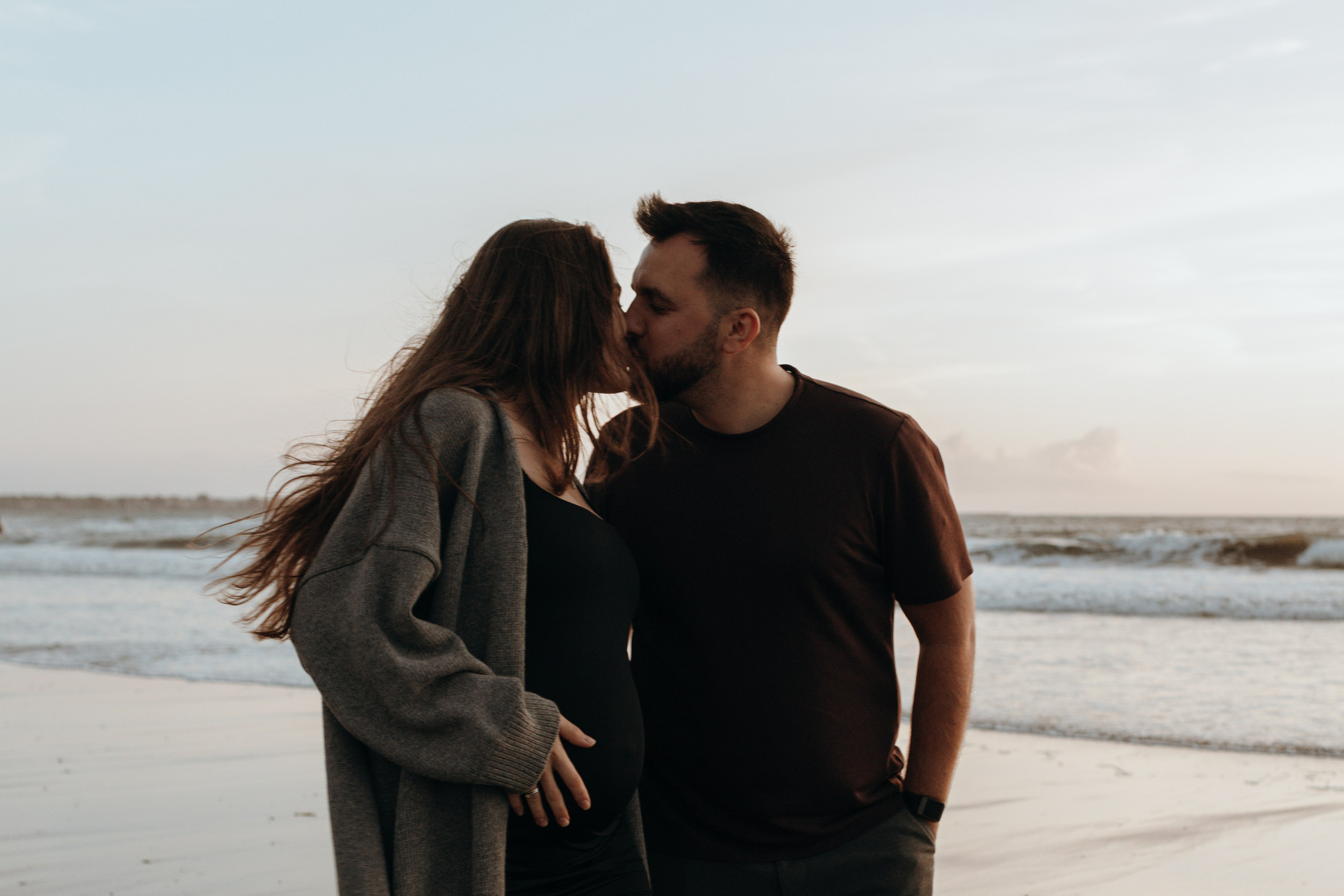 Sunset maternity photoshoot. Annah Louwagie — Lifestyle photographer for couples, families & brands | France & worldwide