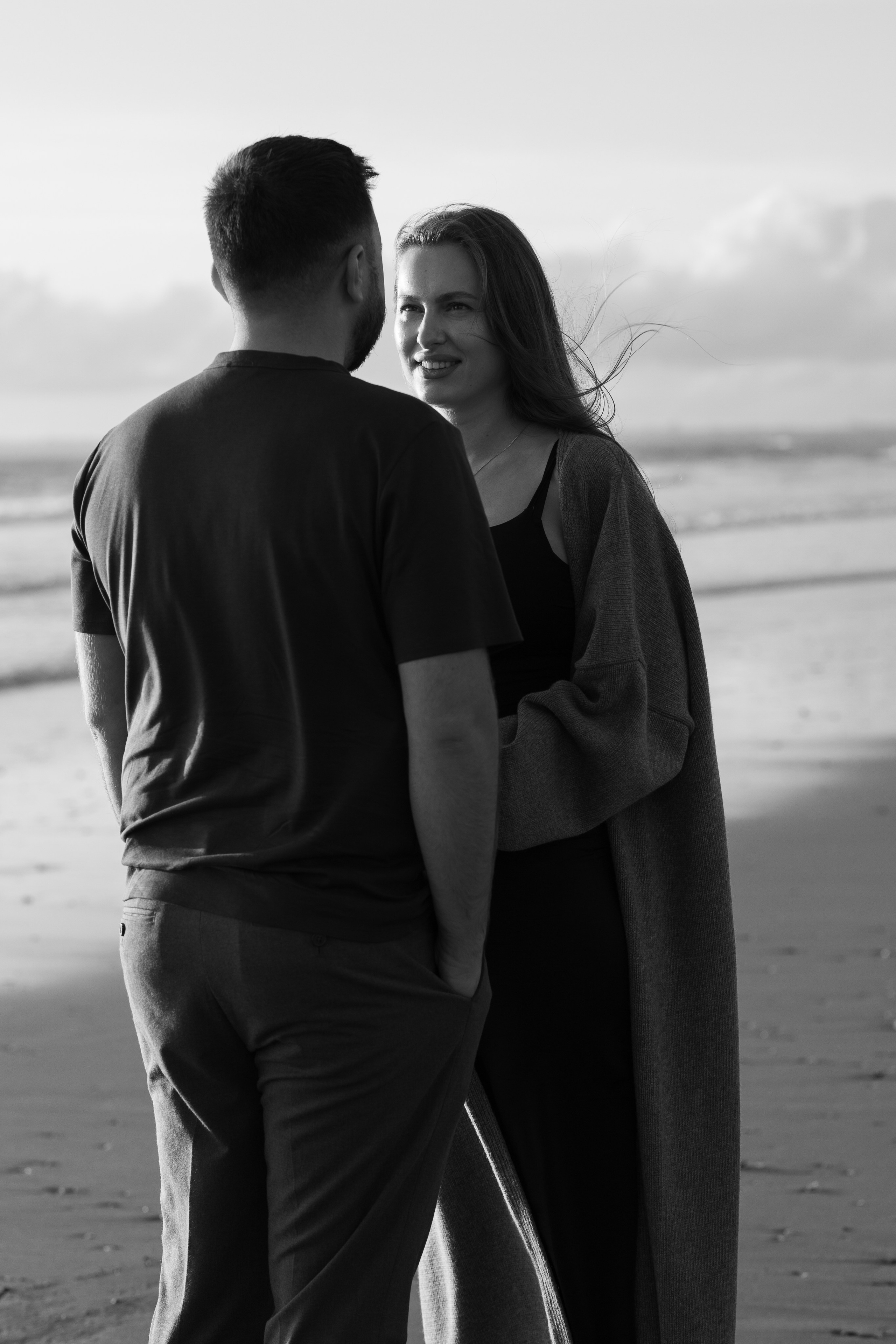 Sunset maternity photoshoot. Annah Louwagie — Lifestyle photographer for couples, families & brands | France & worldwide