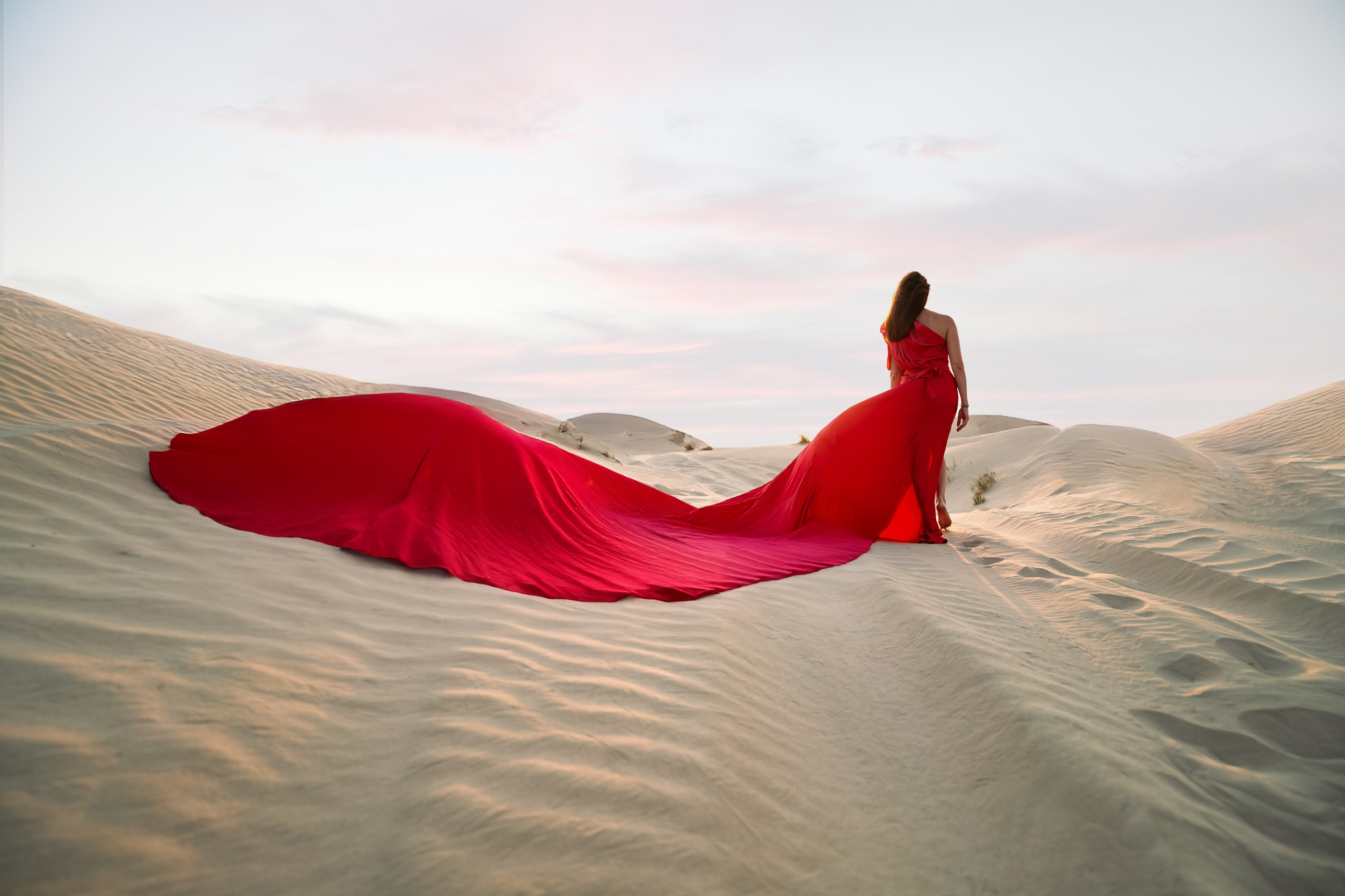 Desert Photoshoot in Abu Dhabi — Magic of Light, Wind & Emotion. Mariia Safronova is your photographer in Abu Dhabi and Dubai