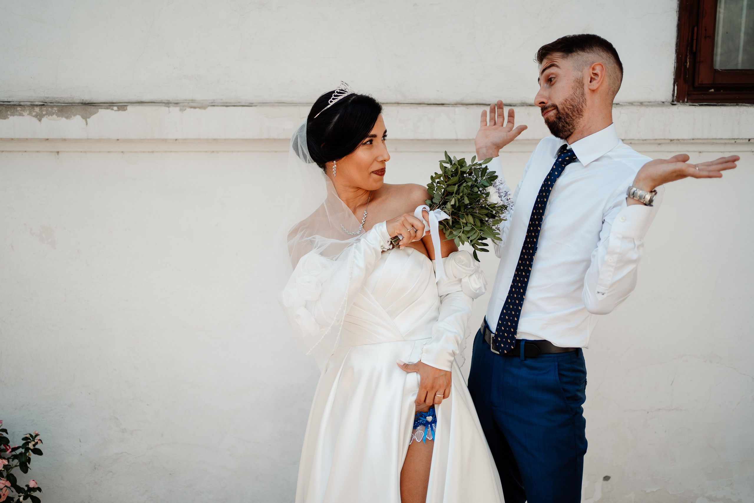 Moment emoționant între miri în ziua nunții, surprins într-un cadru natural și romantic, in Bucuresti. Fotografie de nuntă profesională, editată artistic pentru a evidenția emoția și eleganța evenimentului.