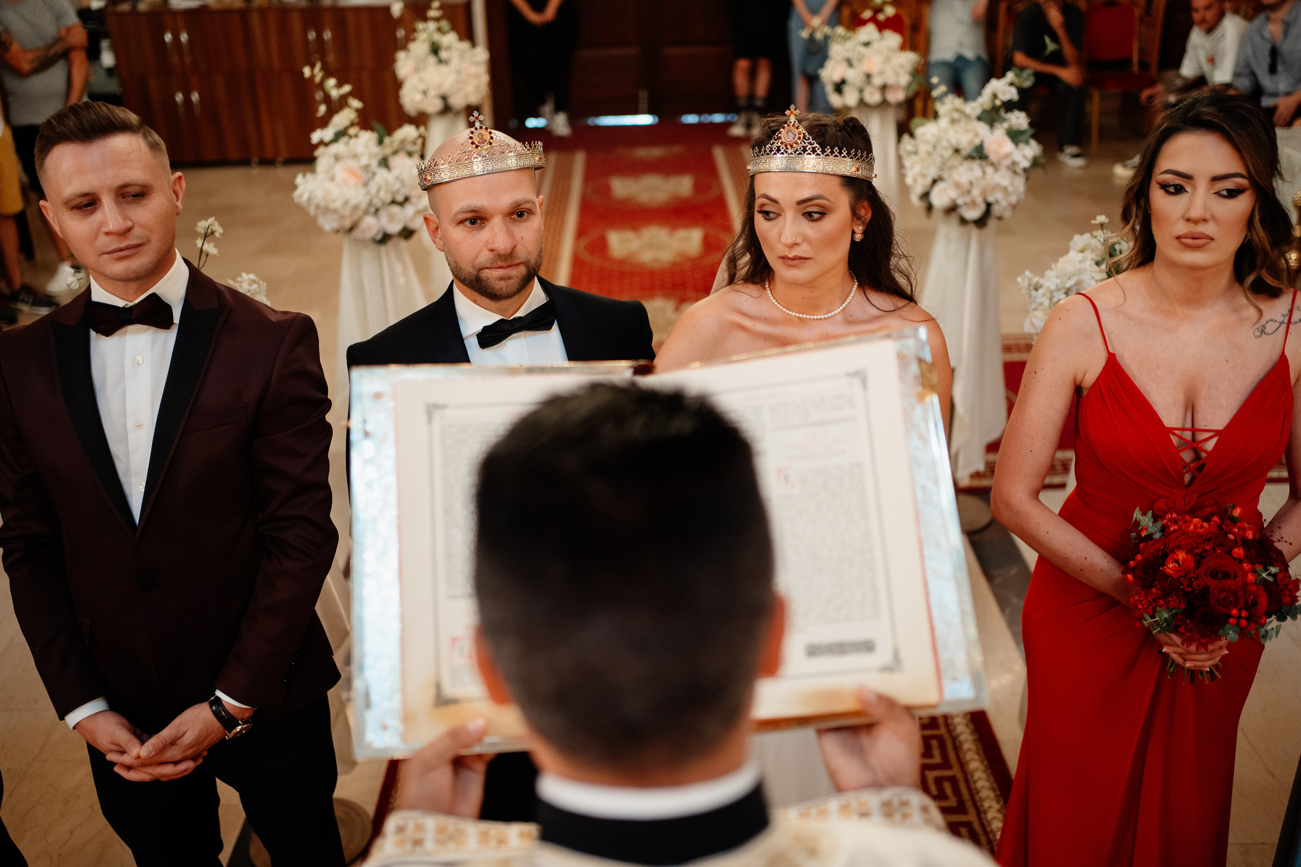 Moment emoționant între miri în ziua nunții, surprins într-un cadru natural și romantic, la Bokka Buftea. Fotografie de nuntă profesională, editată artistic pentru a evidenția emoția și eleganța evenimentului.