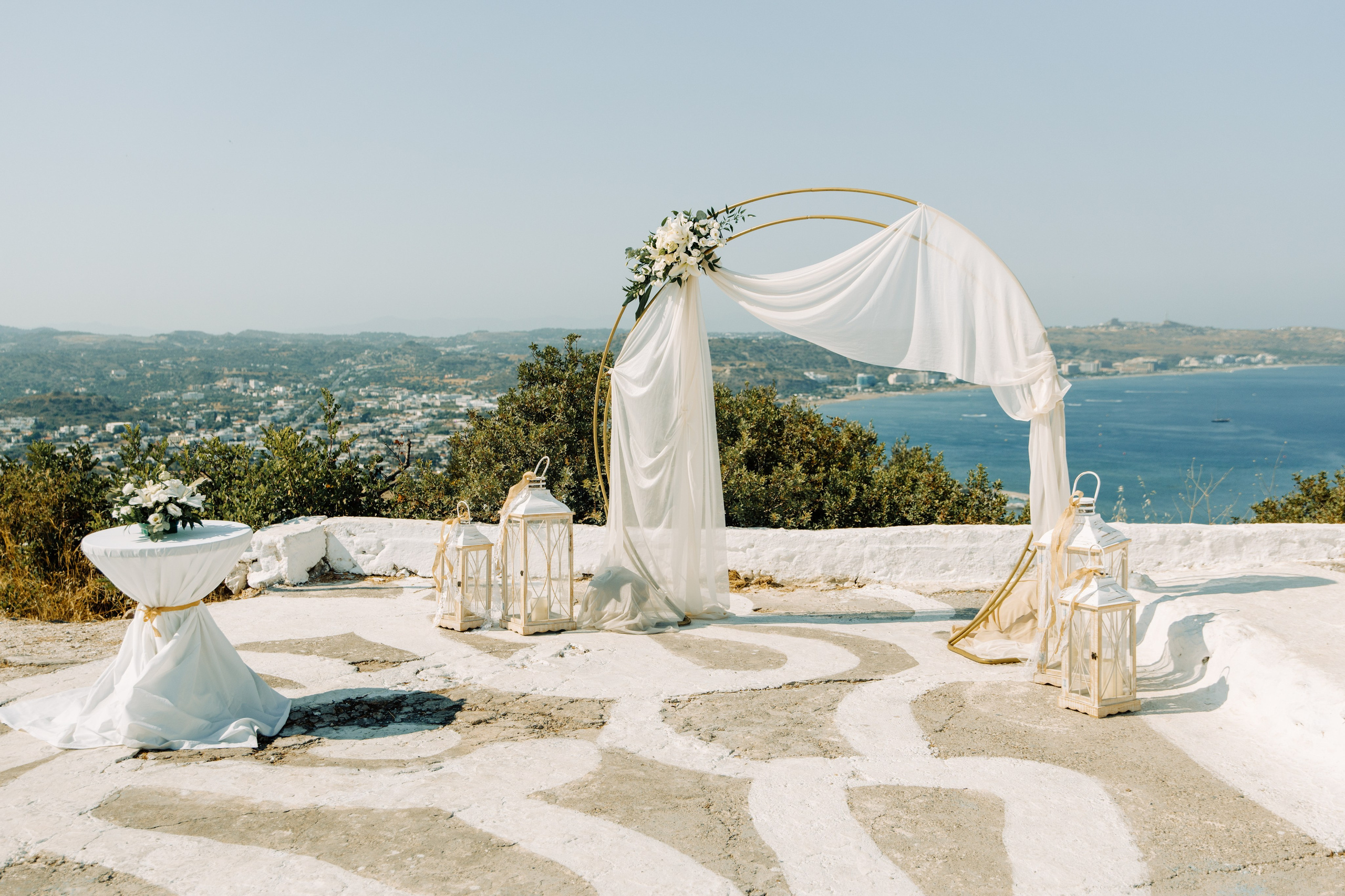 Romantisches Zeremonie-Setup mit Meerblick am Profitis Ilias in Faliraki – bereit für eine unvergessliche Hochzeit auf Rhodos.