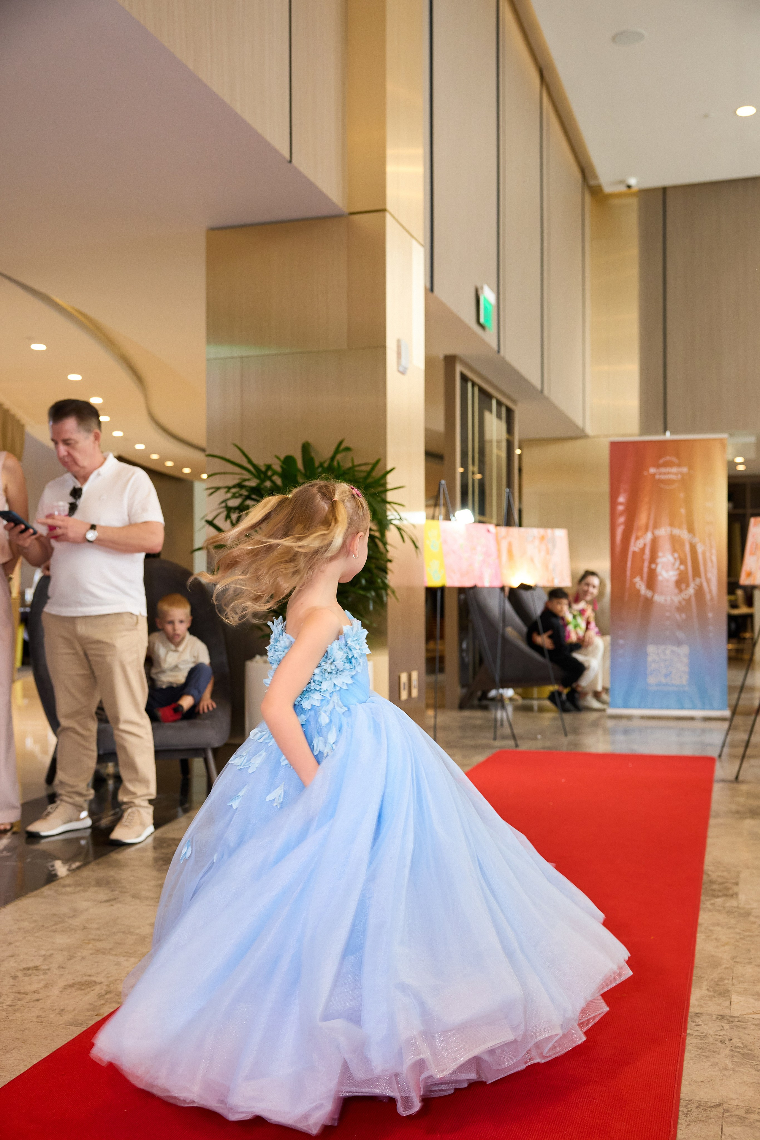 Авторская благотворительная художественная выставка Дианы Бортник. Фотограф Юлия Маковеева