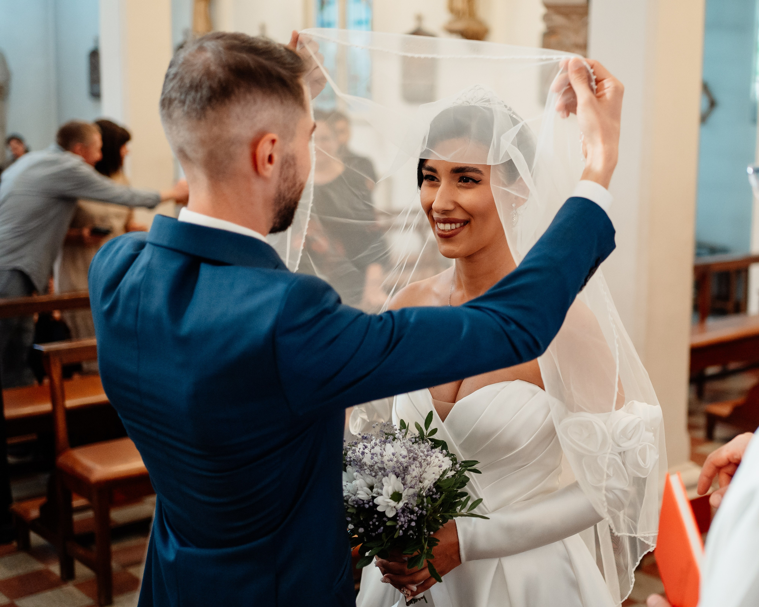 Moment emoționant între miri în ziua nunții, surprins într-un cadru natural și romantic, in Bucuresti. Fotografie de nuntă profesională, editată artistic pentru a evidenția emoția și eleganța evenimentului.
