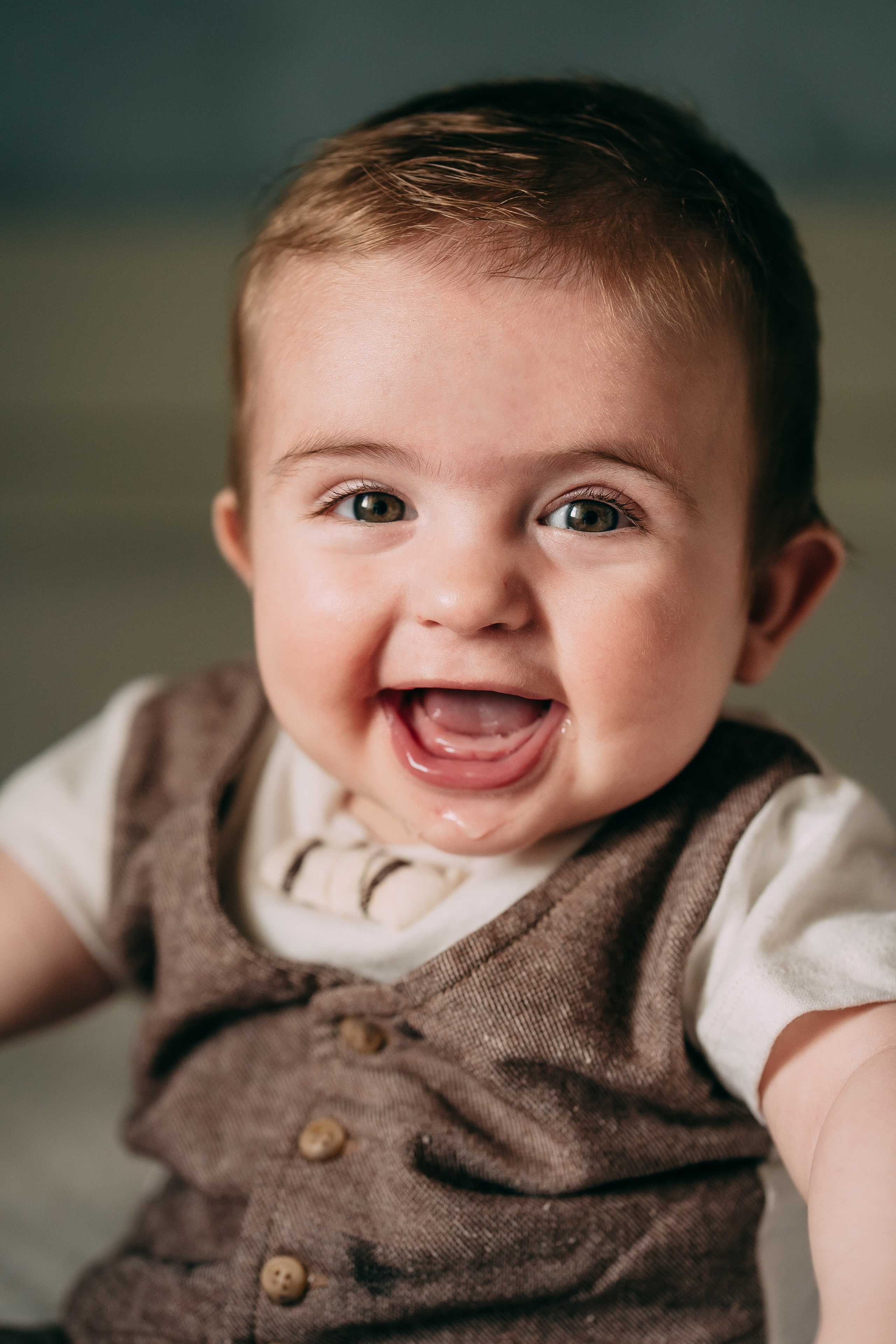 Il piccolo Aaron che sorride per il suo battesimo