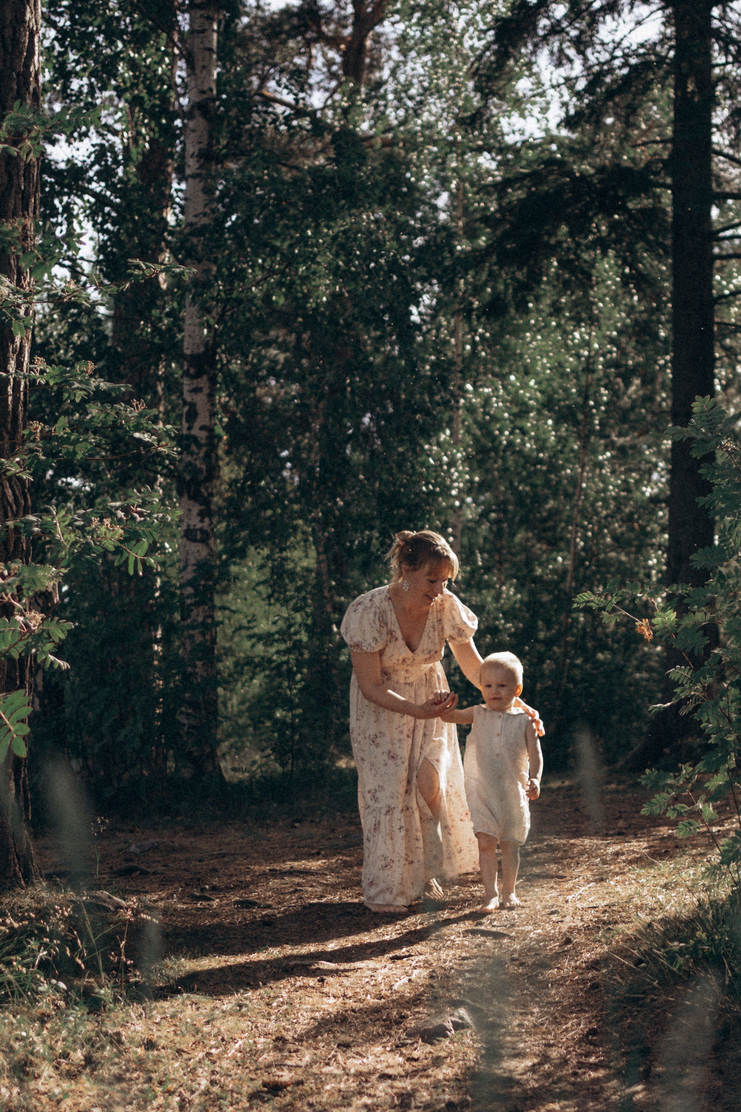 Sunny day on the cliffs. Family photographer in Helsinki, Victoria Guadagno