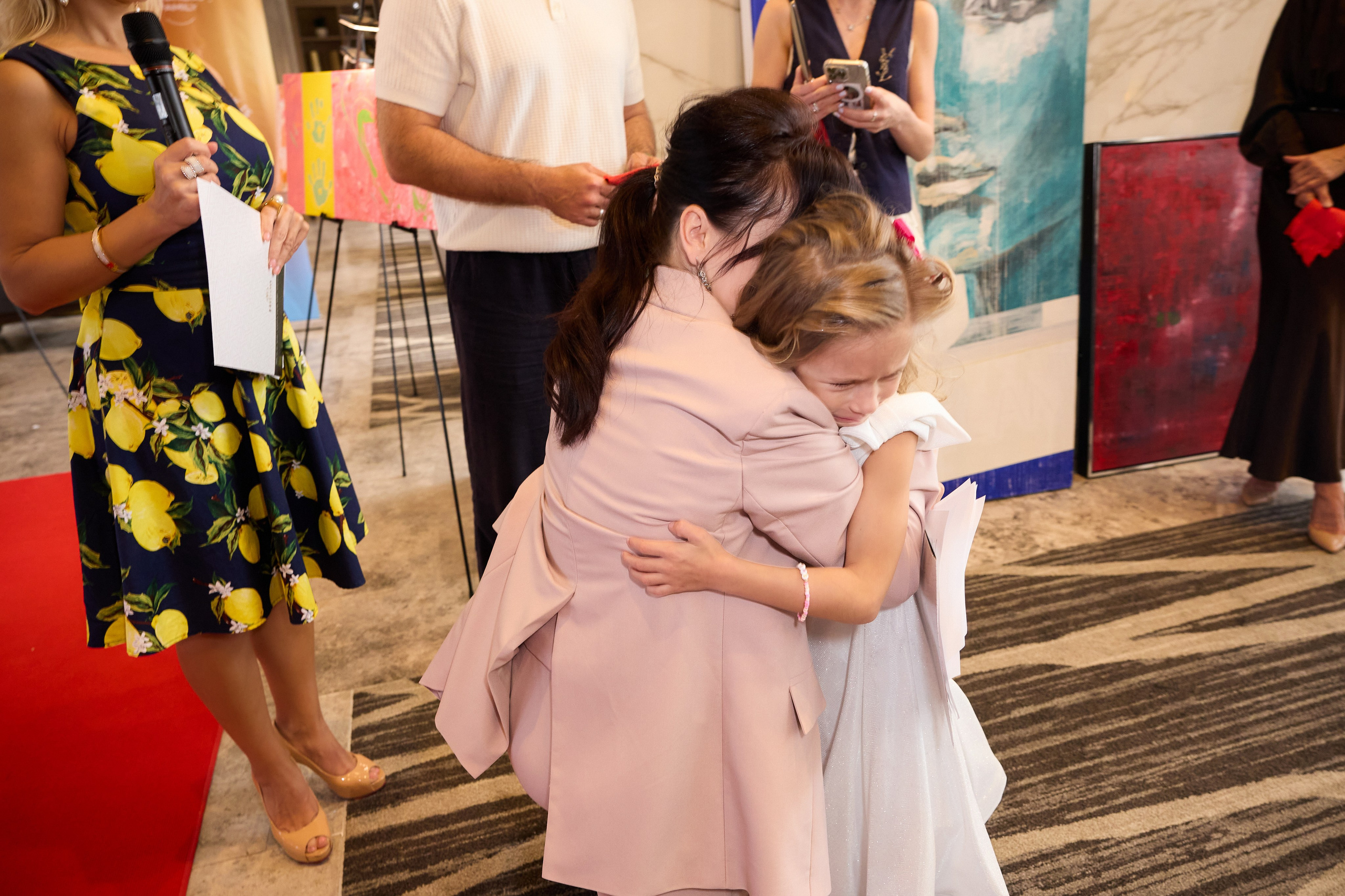 Авторская благотворительная художественная выставка Дианы Бортник. Фотограф Юлия Маковеева