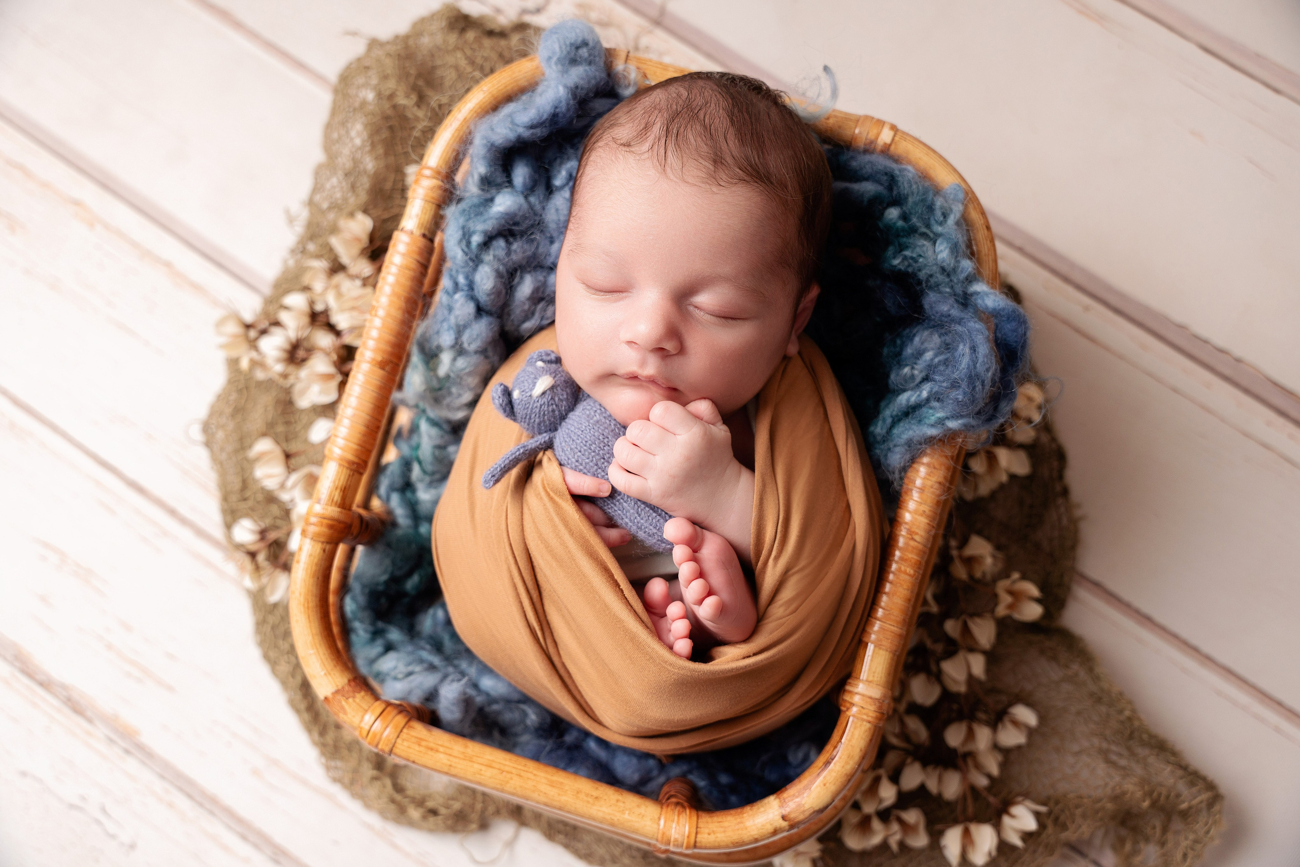Liebevolle Neugeborenenbilder in Augsburg: Momente des Glücks im Fokus