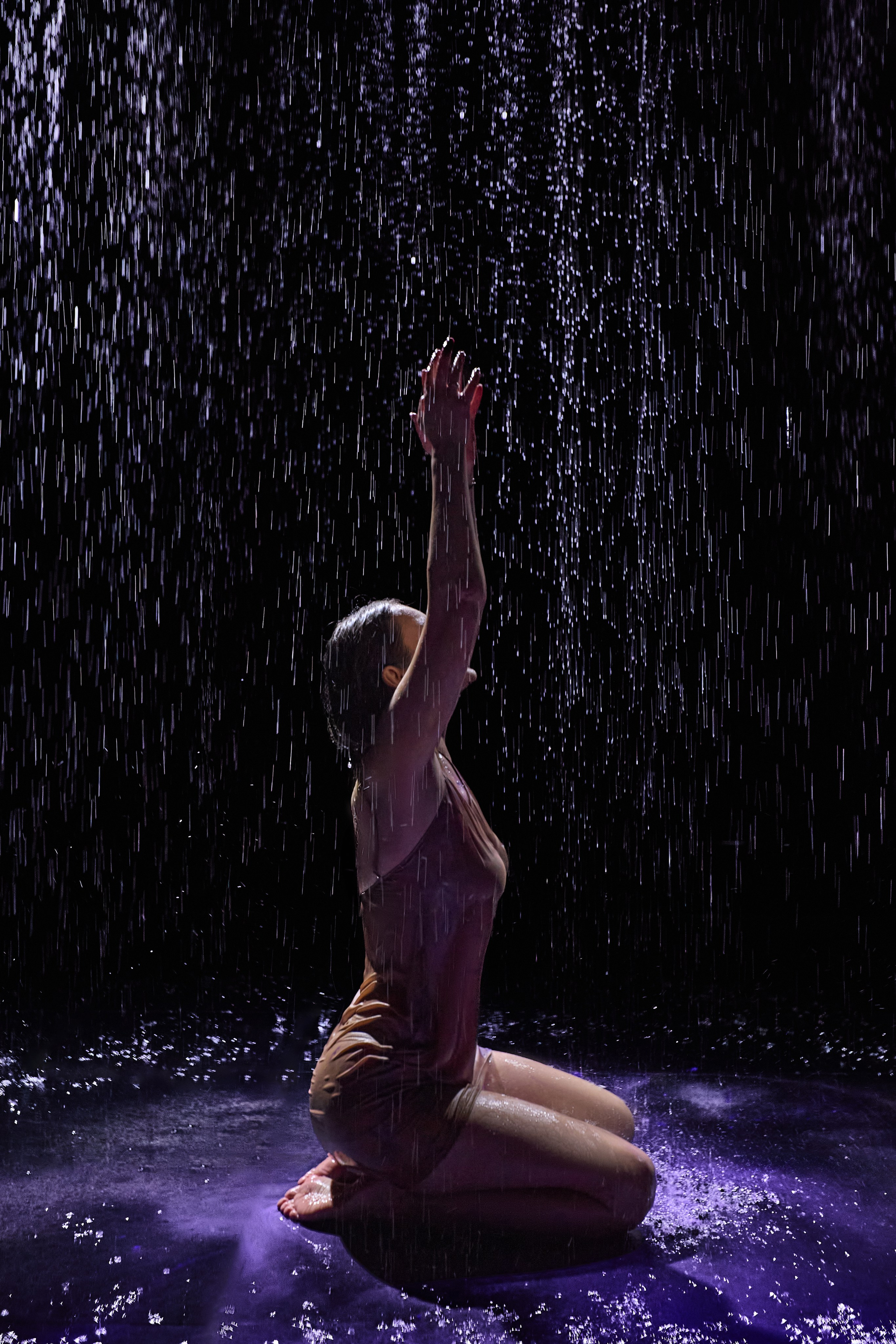 Delikatna sesja zdjęciowa z wodą i kwiatami – magia światła i odbić. Portrait & Fashion Photographer | Сannes, Paris, Monaco, Dubai, Kyiv — - Alisa Postnykova