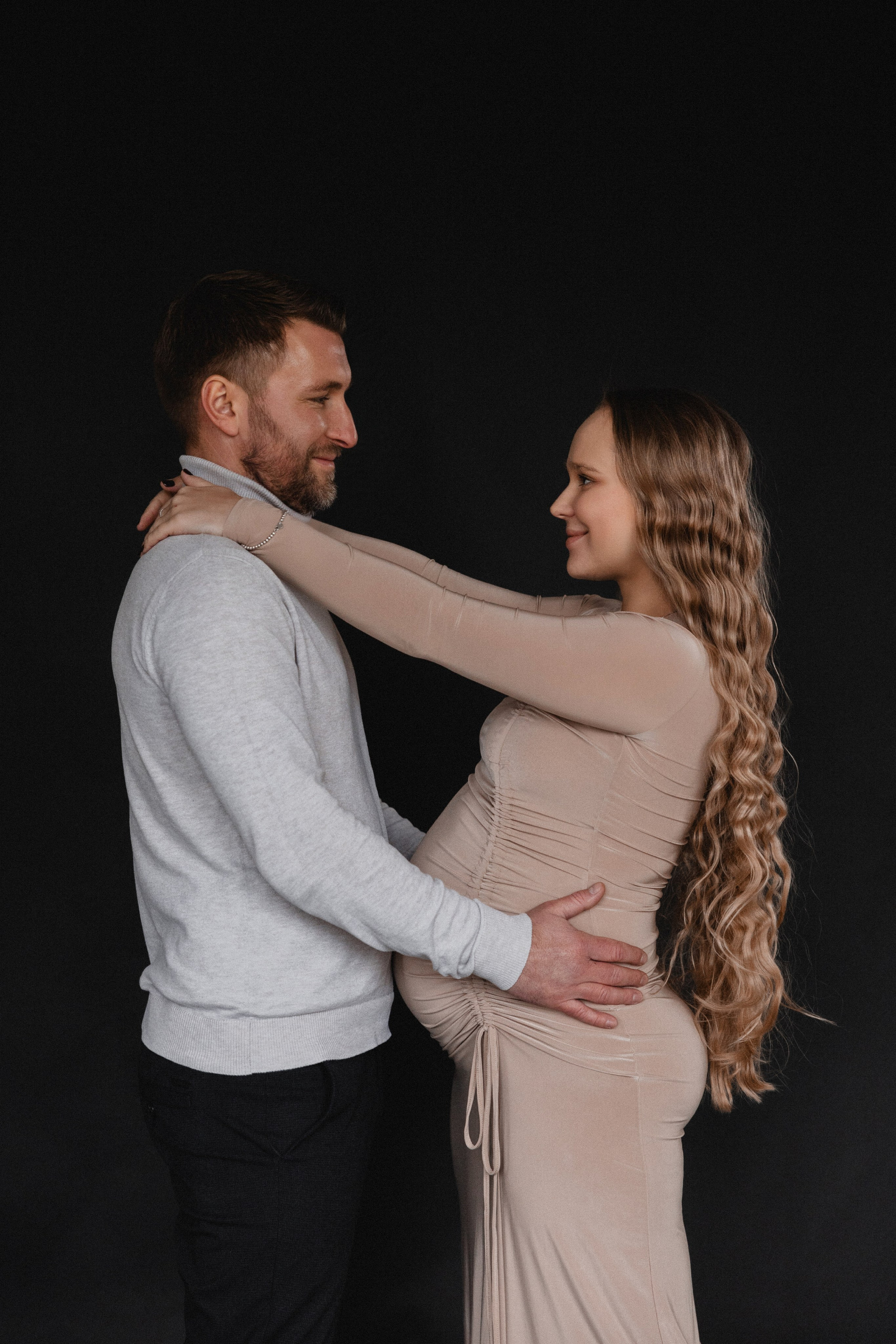Babybauch Shooting im Fotostudio | Schwangerschaftsfotos in Bochum. Hochzeitsfotografin Bochum | Halyna Reiche Fotografie NRW