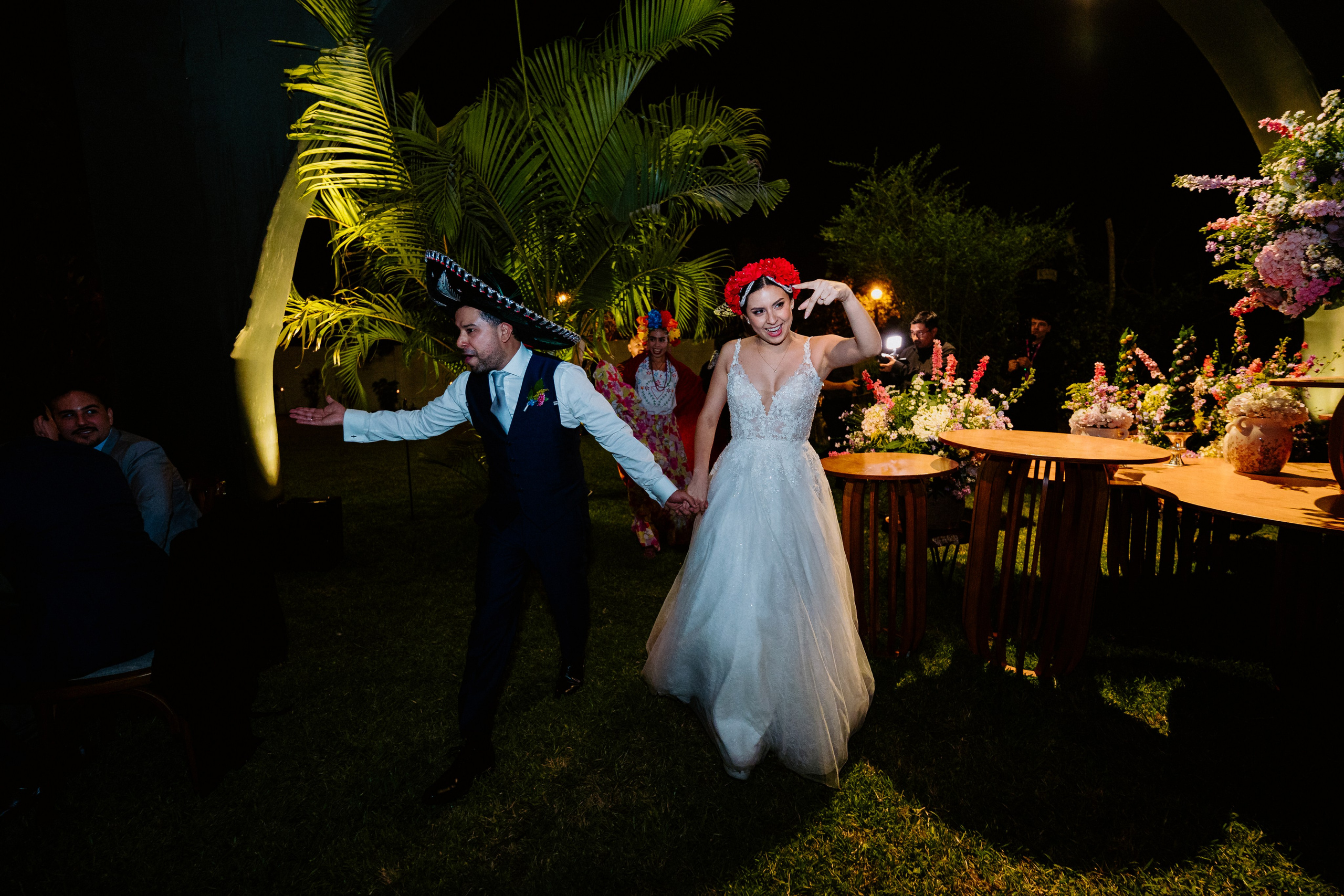 Un vistazo a la fiesta. Fotógrafo de Bodas en Lima | Ronhy Altamirano. Fotografía narrativa y cinematográfica para bodas, quinceañeras y eventos exclusivos